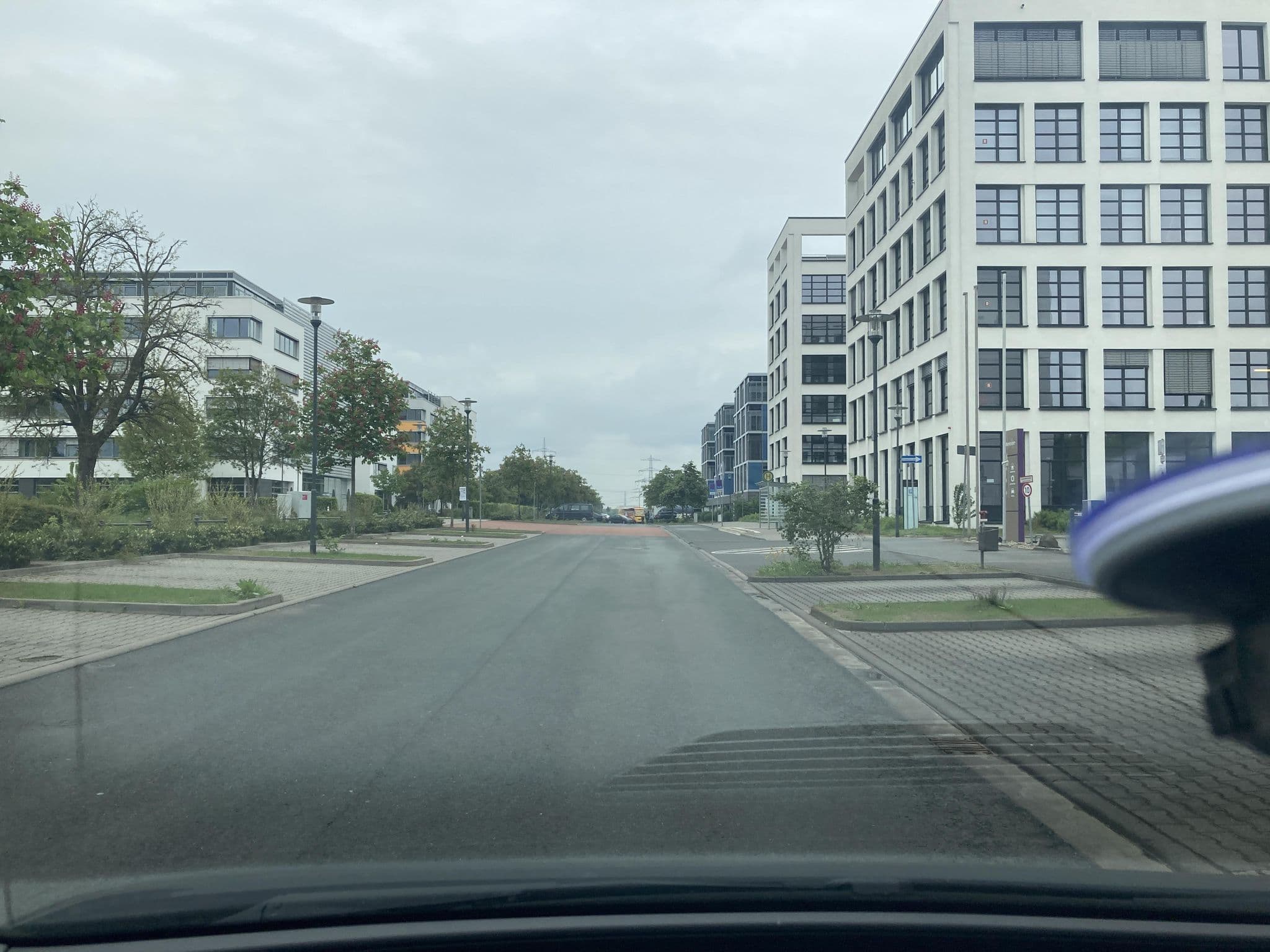 Street view near Mercure Hotel Frankfurt Eschborn Helfmann Park, Eschborn — © robffm (CC BY-SA · Mapillary)