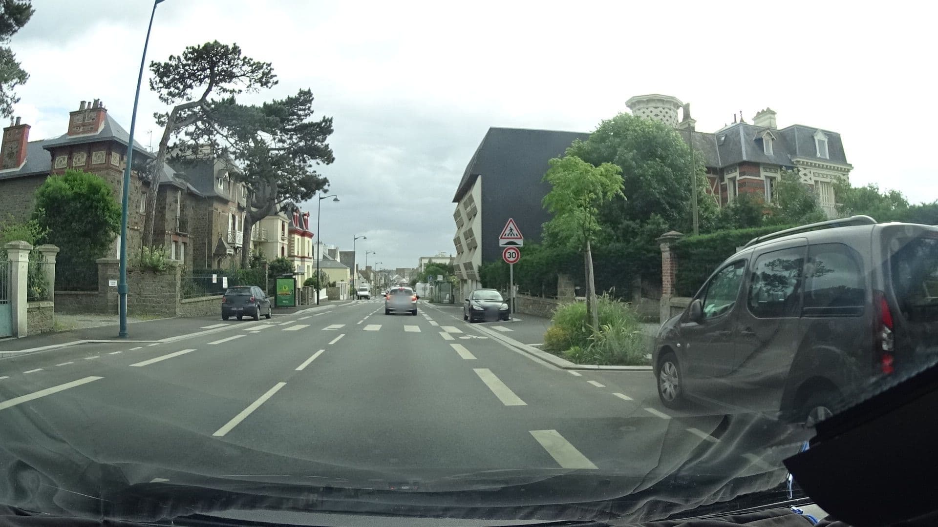 Street view near Le Roc Fleuri, Saint-Malo — © ljbouere (CC BY-SA · Mapillary)