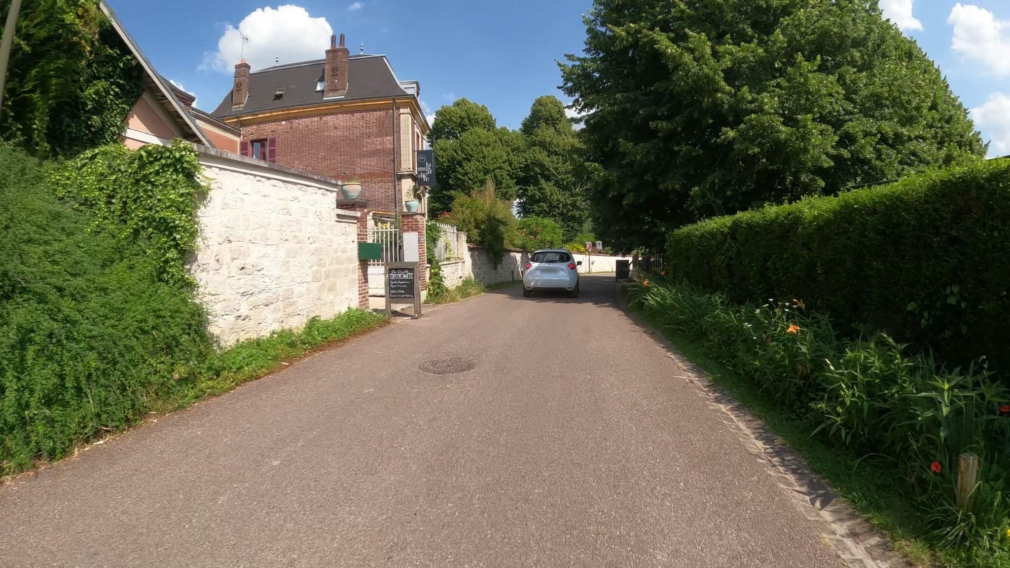 Street view near La Musardière, Limetz-Villez — © Nzau (CC BY-SA · Mapillary)