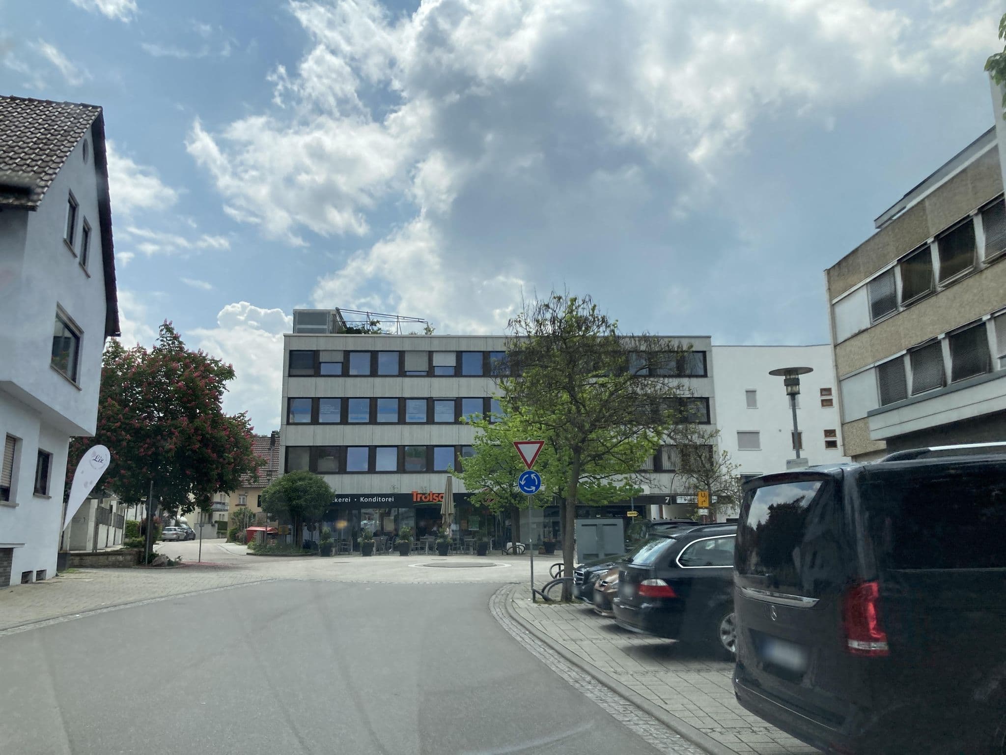 Street view near Hotel Schloßhof am Rathausplatz, Schwieberdingen — © slowrb (CC BY-SA · Mapillary)