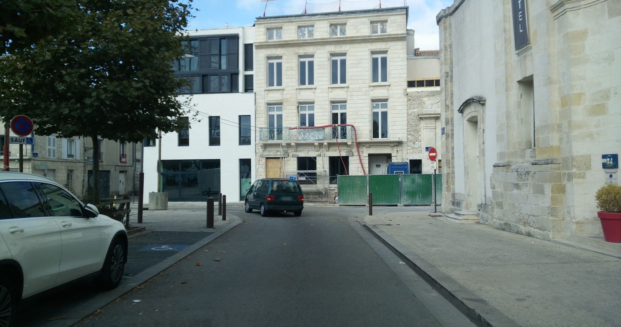 Street view near Ibis, La Rochelle — © gnusam (CC BY-SA · Mapillary)