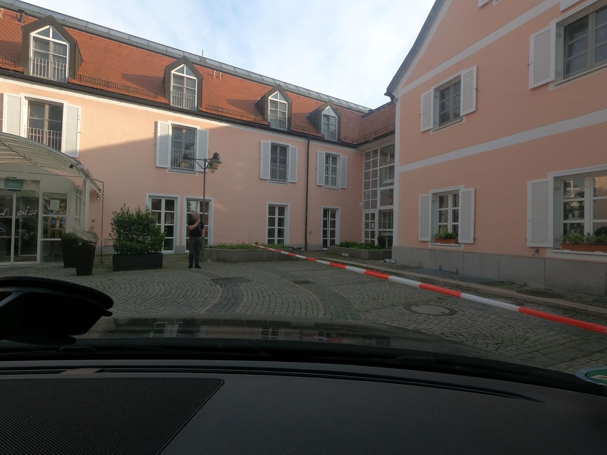 Street view near Hotel Schreiber Hof, Aschheim — © saschahaberkorn (CC BY-SA · Mapillary)