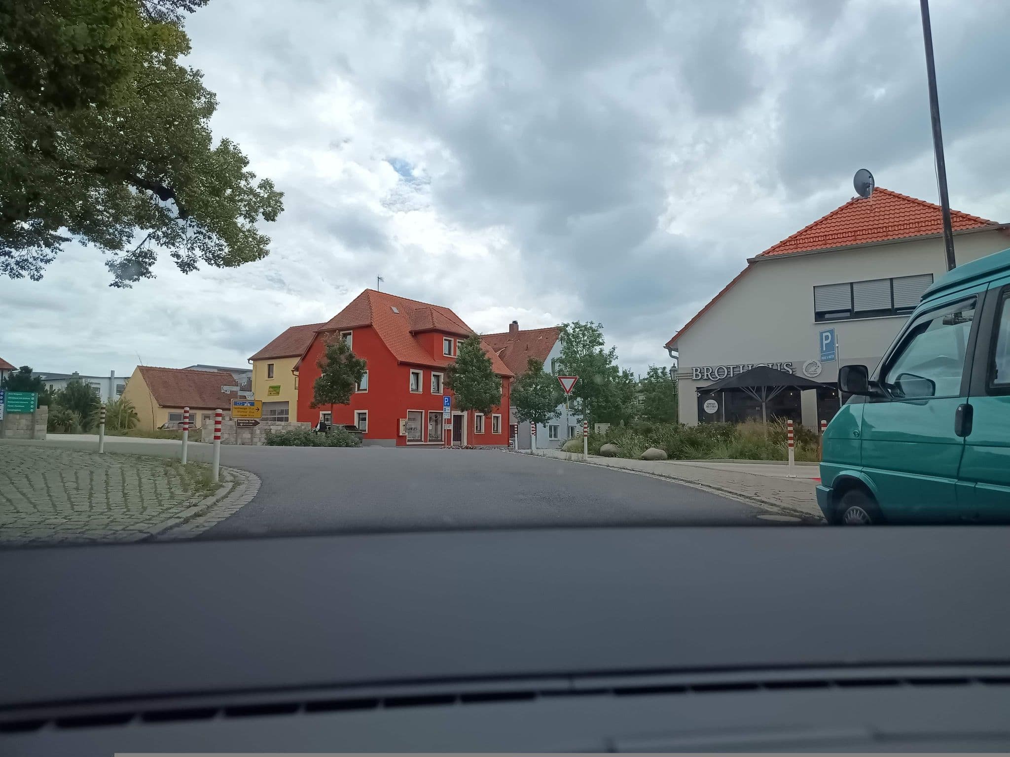 Street view near Hotel Die Post mit Brennerei Frankenhöhe, Schillingsfürst — © zuse (CC BY-SA · Mapillary)