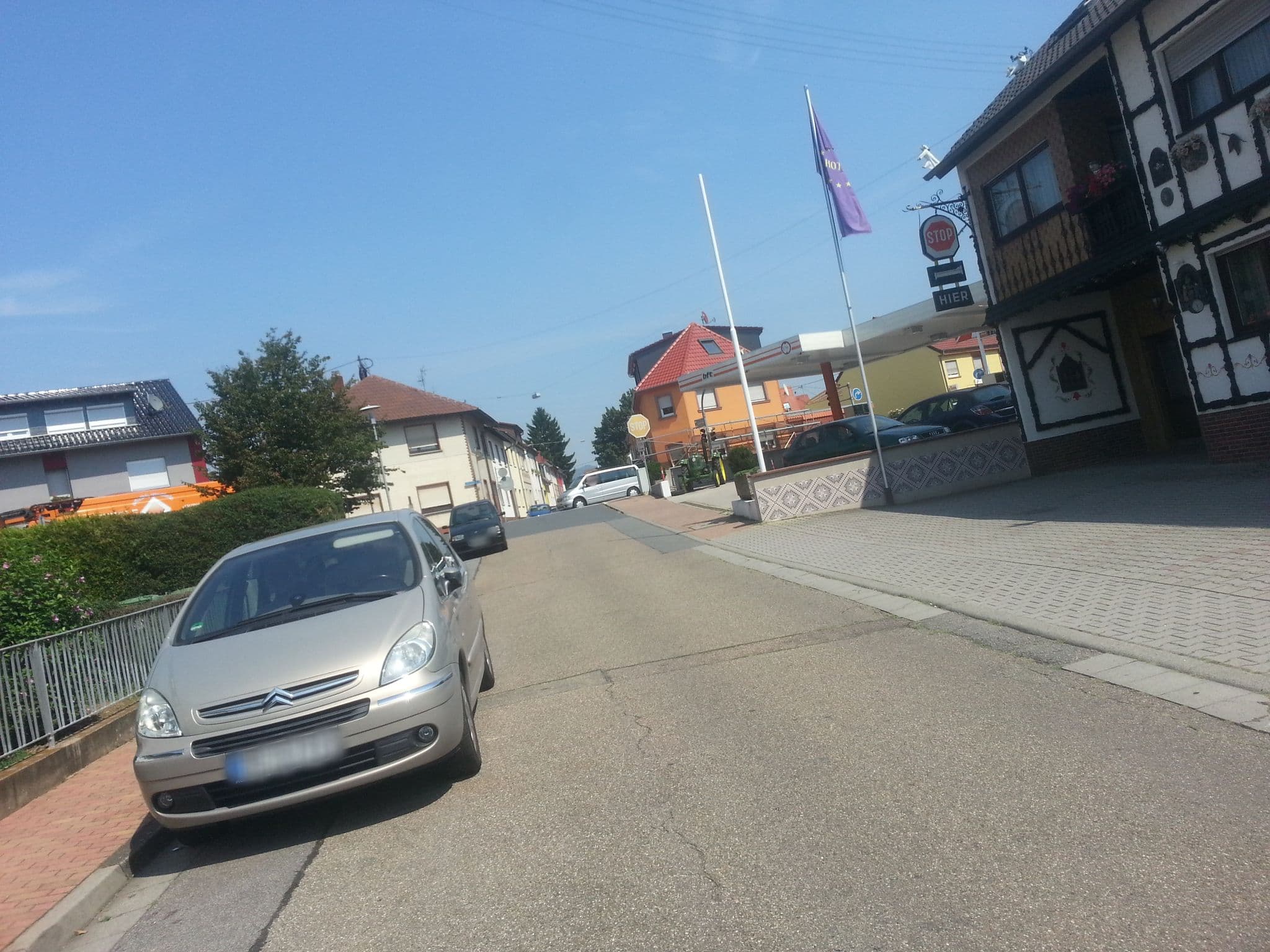 Street view near Top Hotel Edingen, Edingen-Neckarhausen — © wegavision (CC BY-SA · Mapillary)