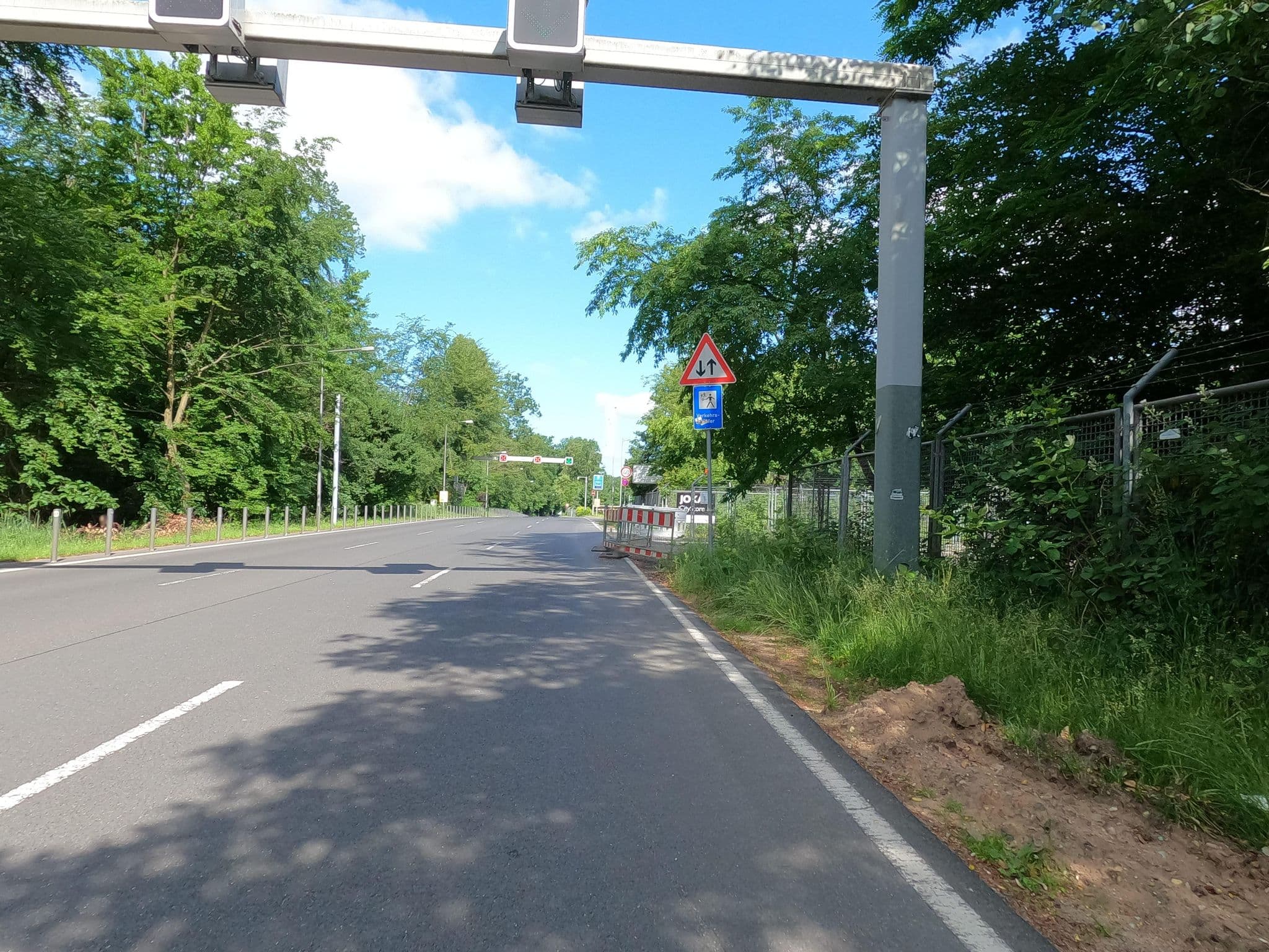 Street view near Mental Hammock!, Niederrad — © chuck (CC BY-SA · Mapillary)