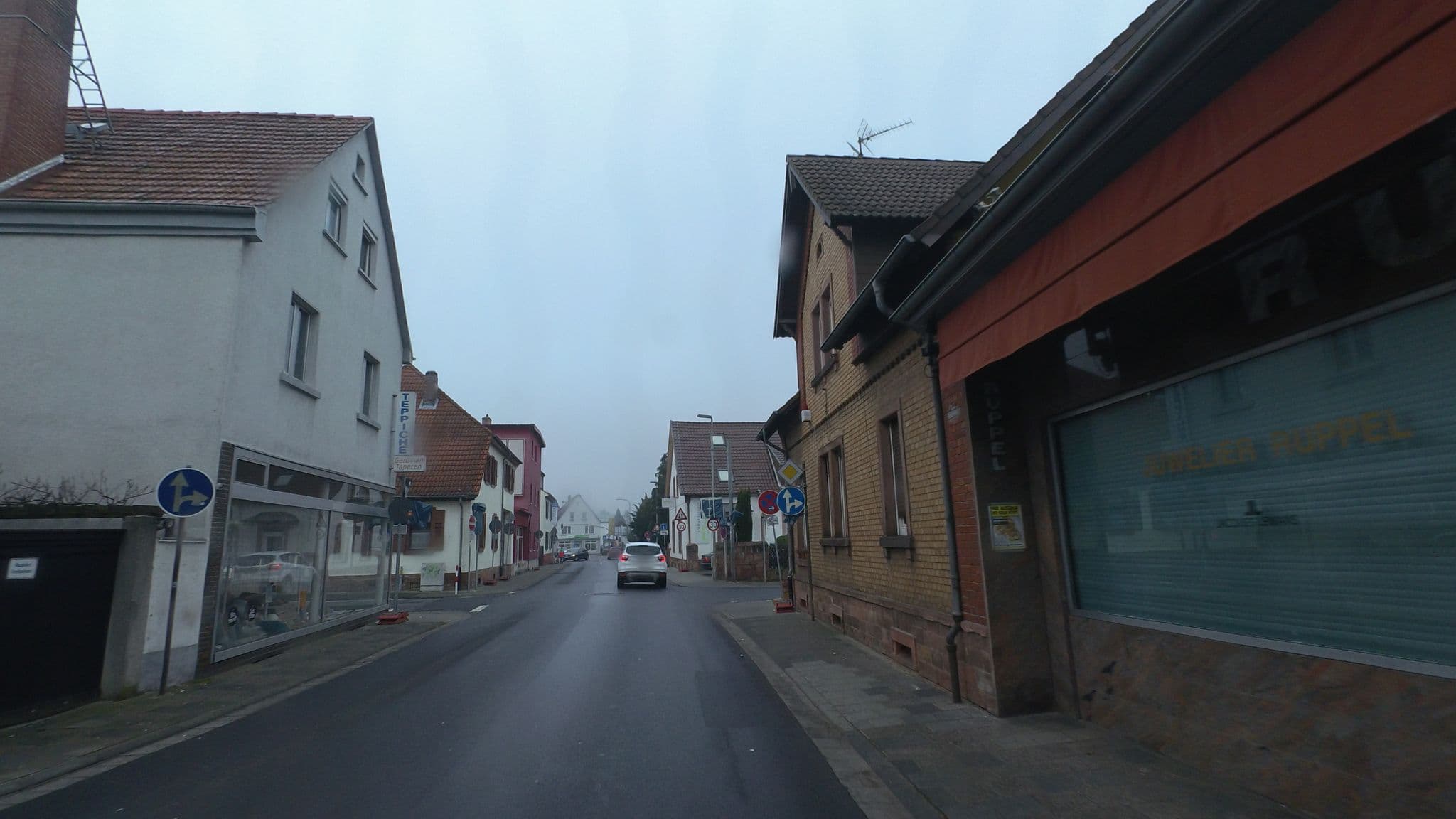 Street view near Park Hotel Winkler, Seligenstadt — © schulf (CC BY-SA · Mapillary)