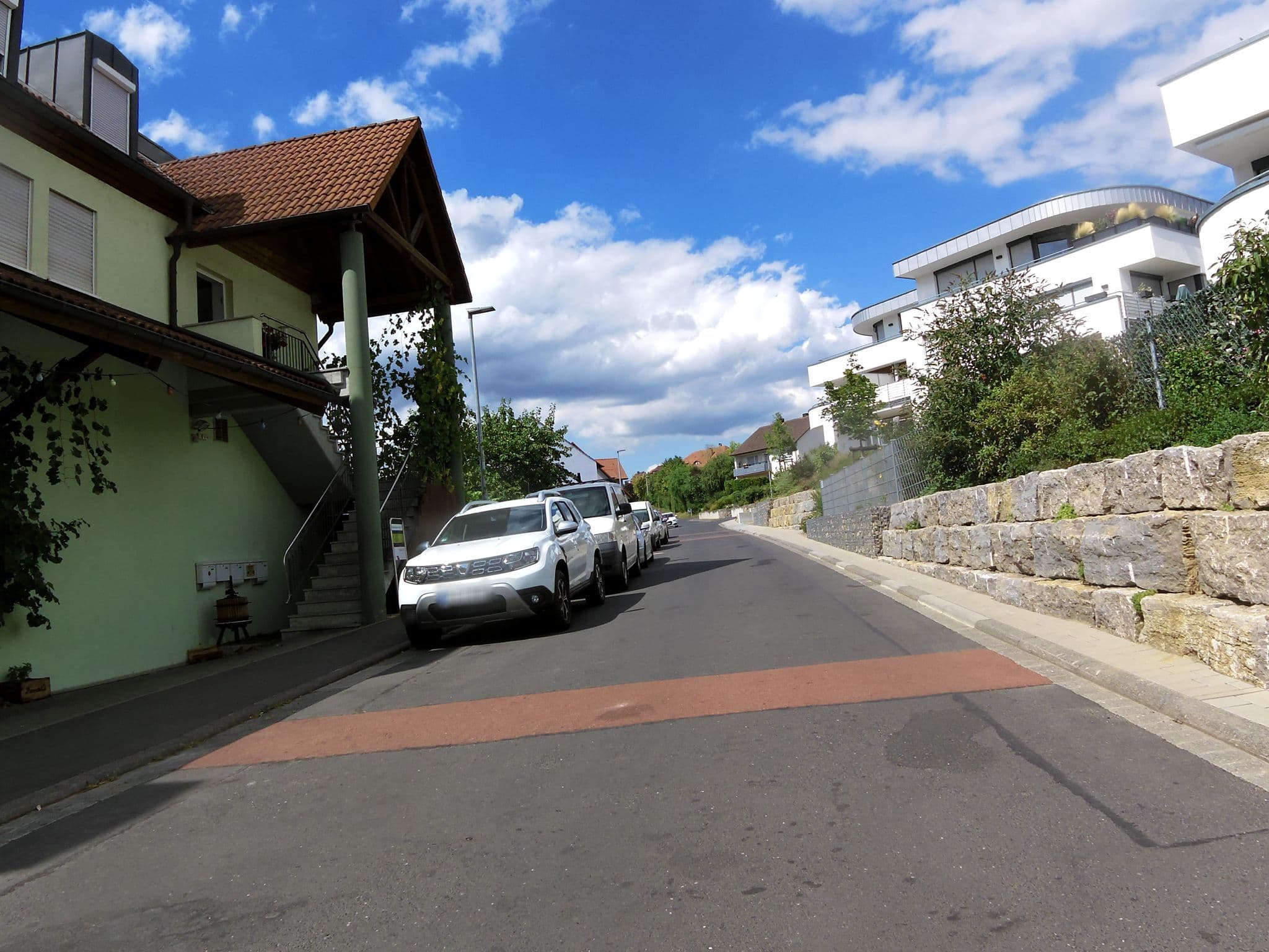 Street view near Weingut Leininger Ferienwohnungen, Eibelstadt — © zoegglmeyr (CC BY-SA · Mapillary)