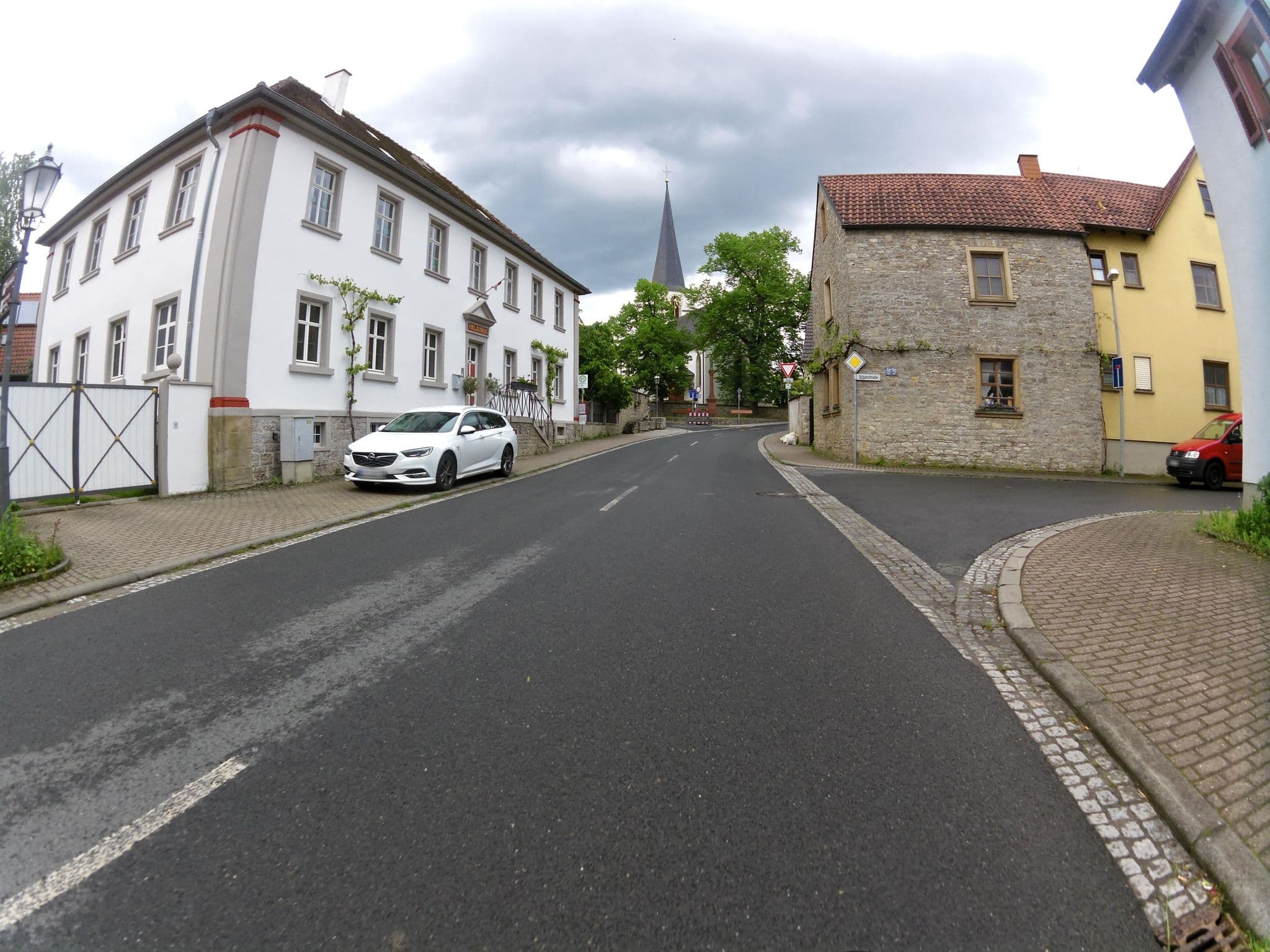 Street view near Ferienwohnungen im SCHUL & RATHHAUS Obervolkach, Volkach — © zoegglmeyr1 (CC BY-SA · Mapillary)