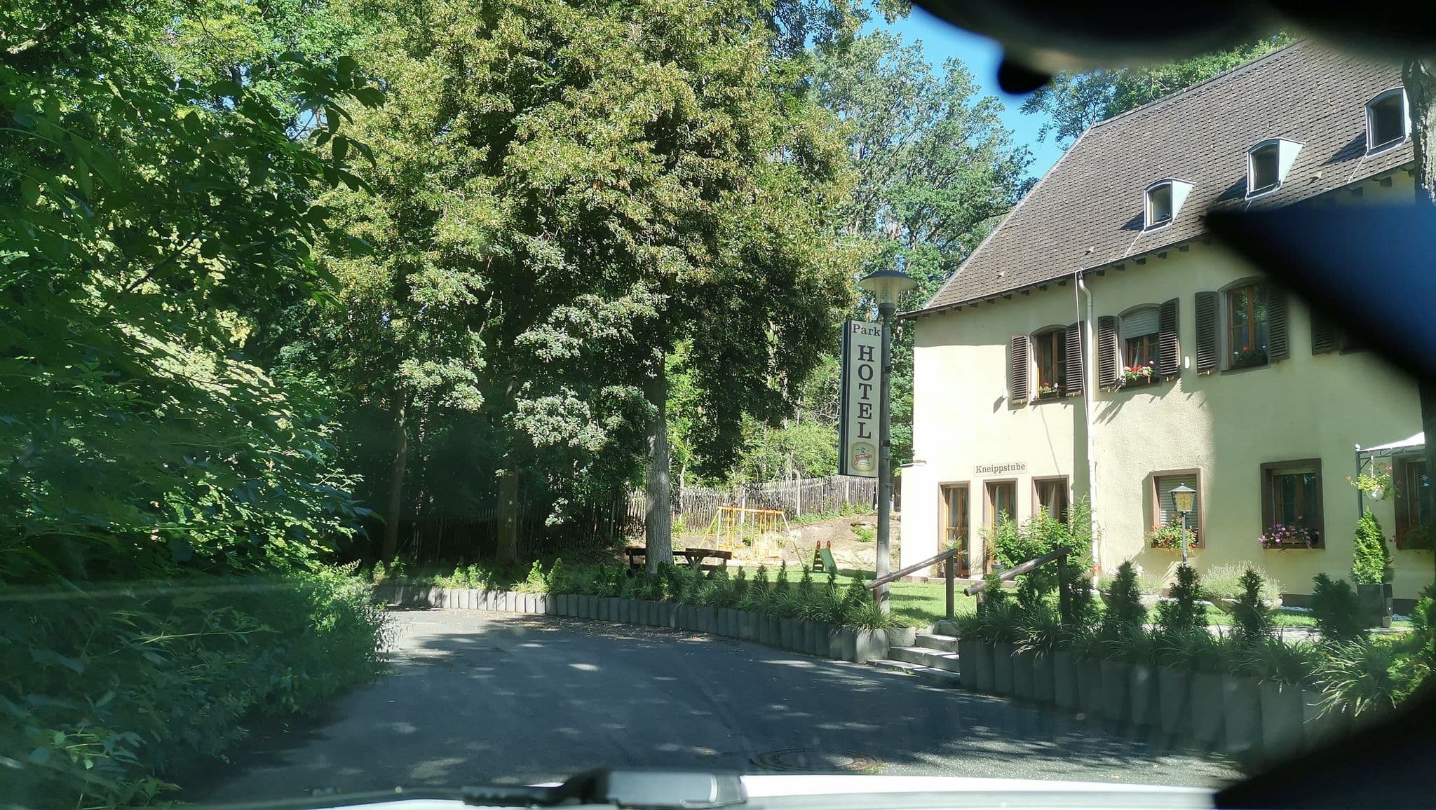 Street view near Parkhotel Zirndorf, Zirndorf — © thoschi (CC BY-SA · Mapillary)