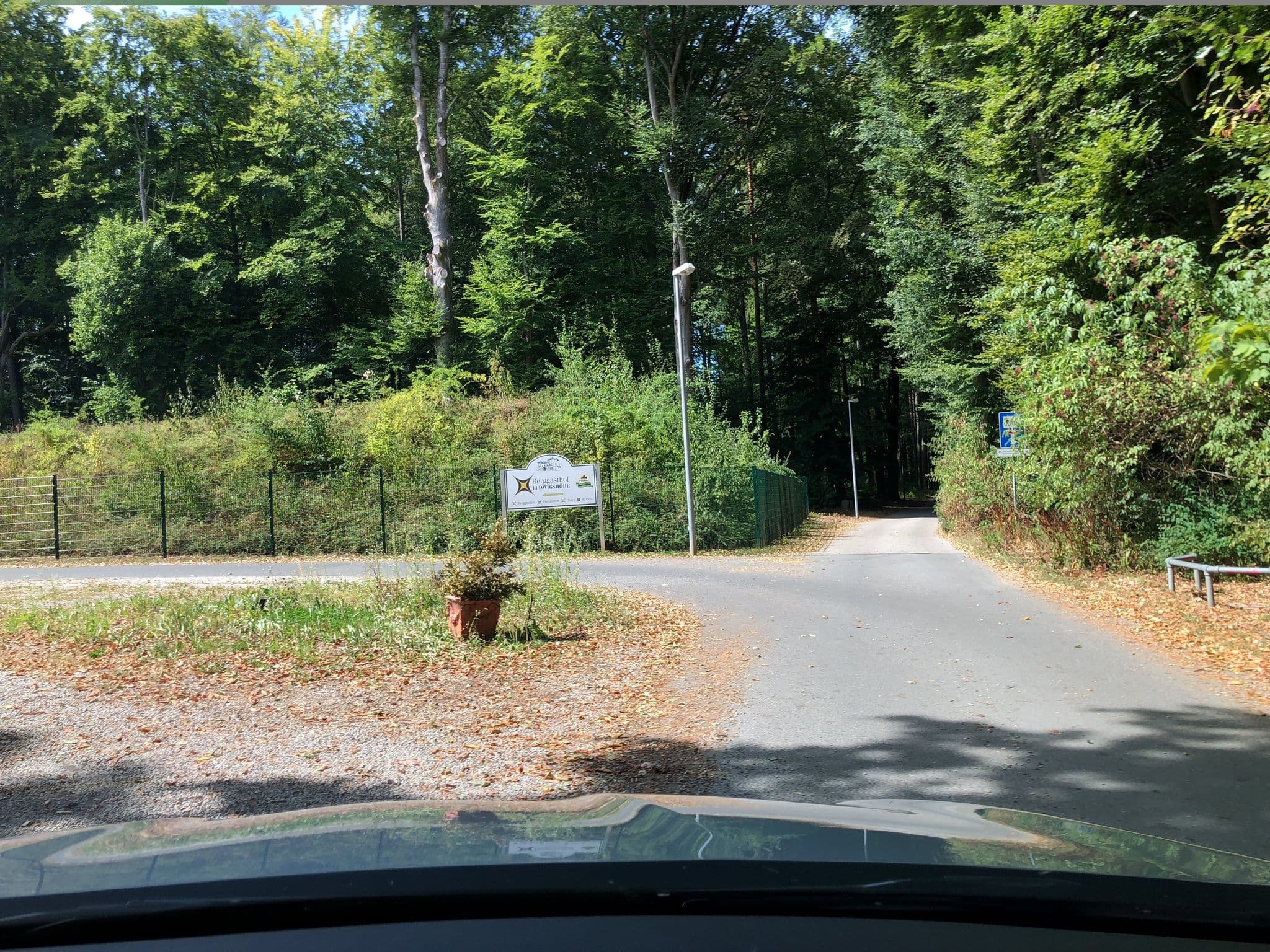 Street view near Erlebnisgarten Ludwigshoehe, Rückersdorf — © derzornigemarkus (CC BY-SA · Mapillary)