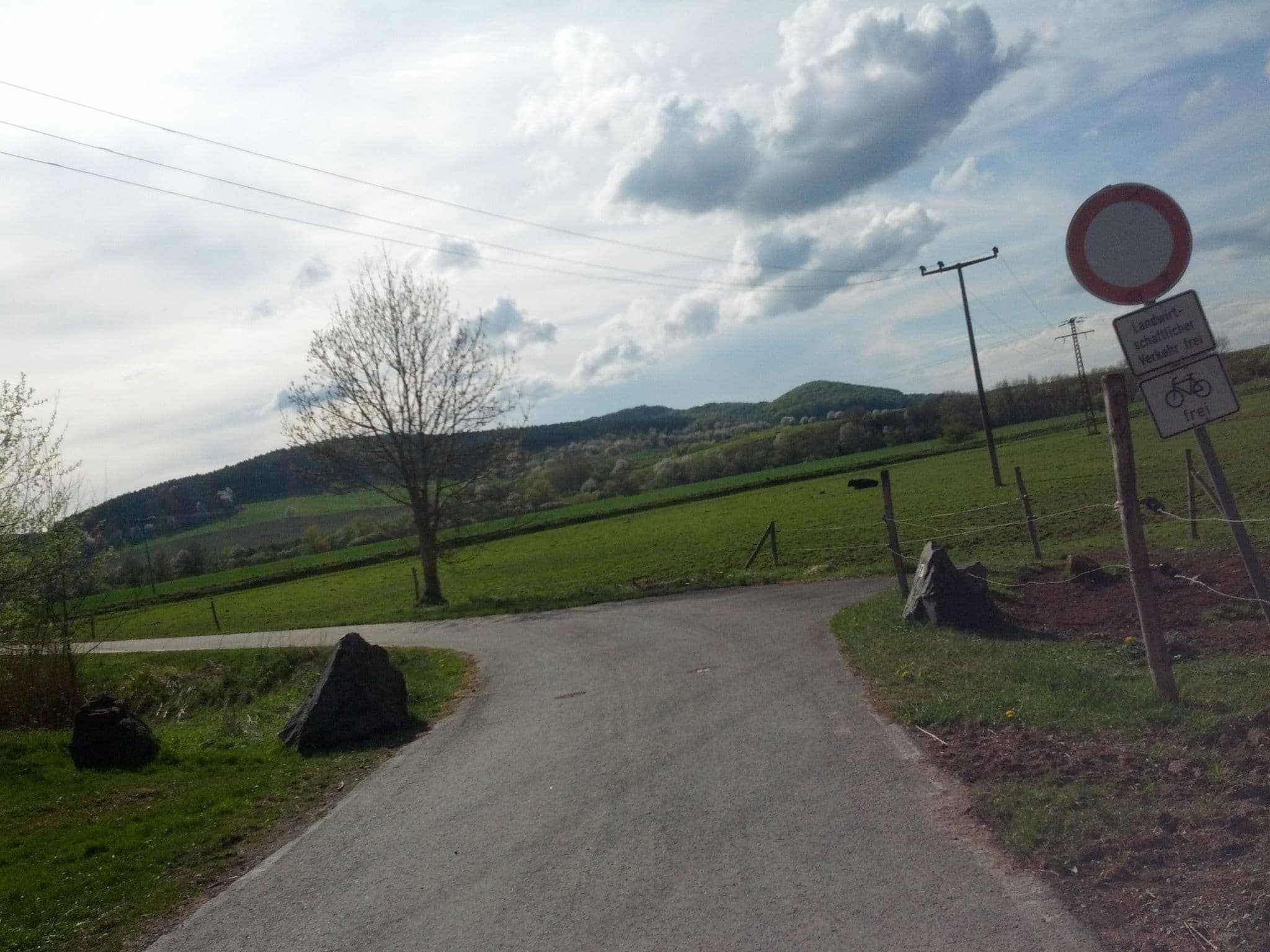 Street view near Stiftgut Wilhelmsglücksbrunn, Creuzburg — © zoegglmeyr (CC BY-SA · Mapillary)