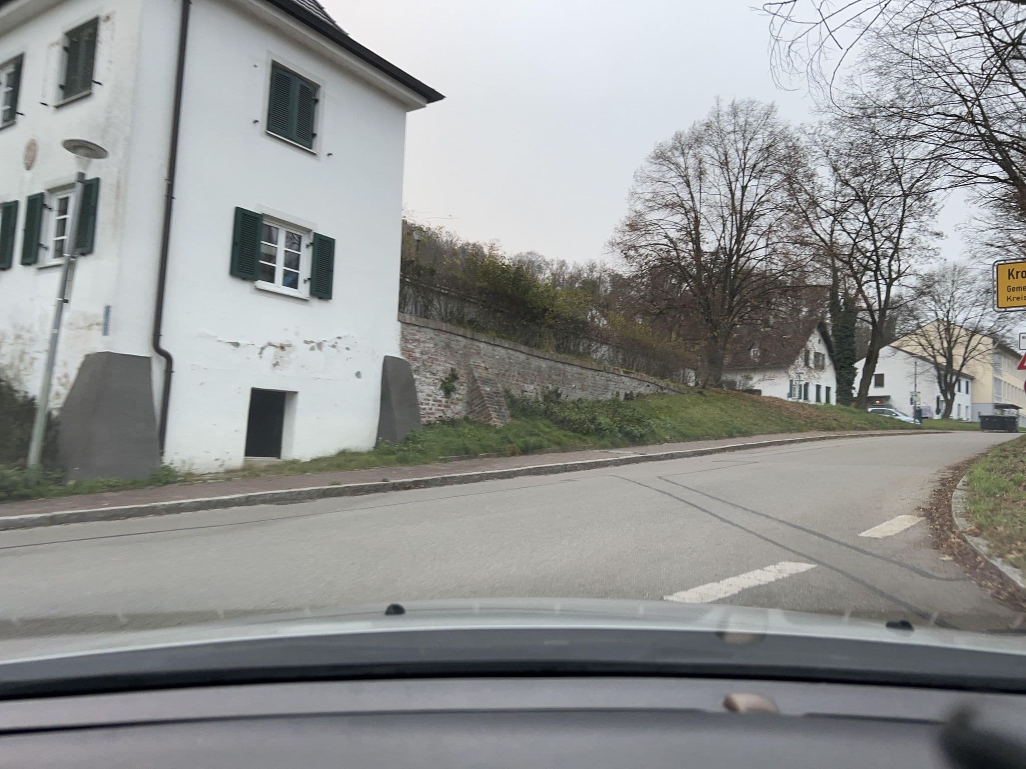 Street view near Schlossgasthof Kronwinkl, Tiefenbach — © chicc0 (CC BY-SA · Mapillary)