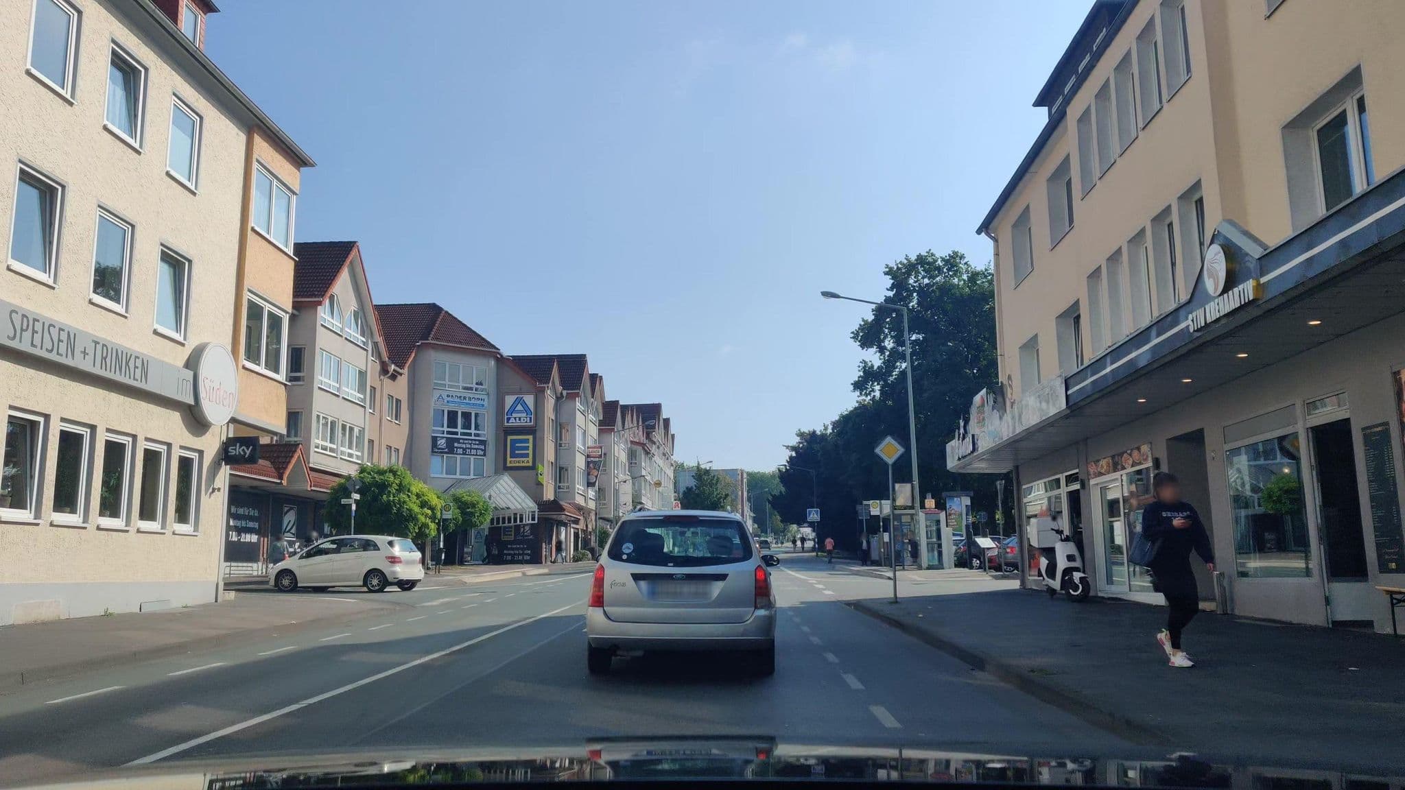 Street view near Süd-Hotel, Paderborn — © amenophis (CC BY-SA · Mapillary)