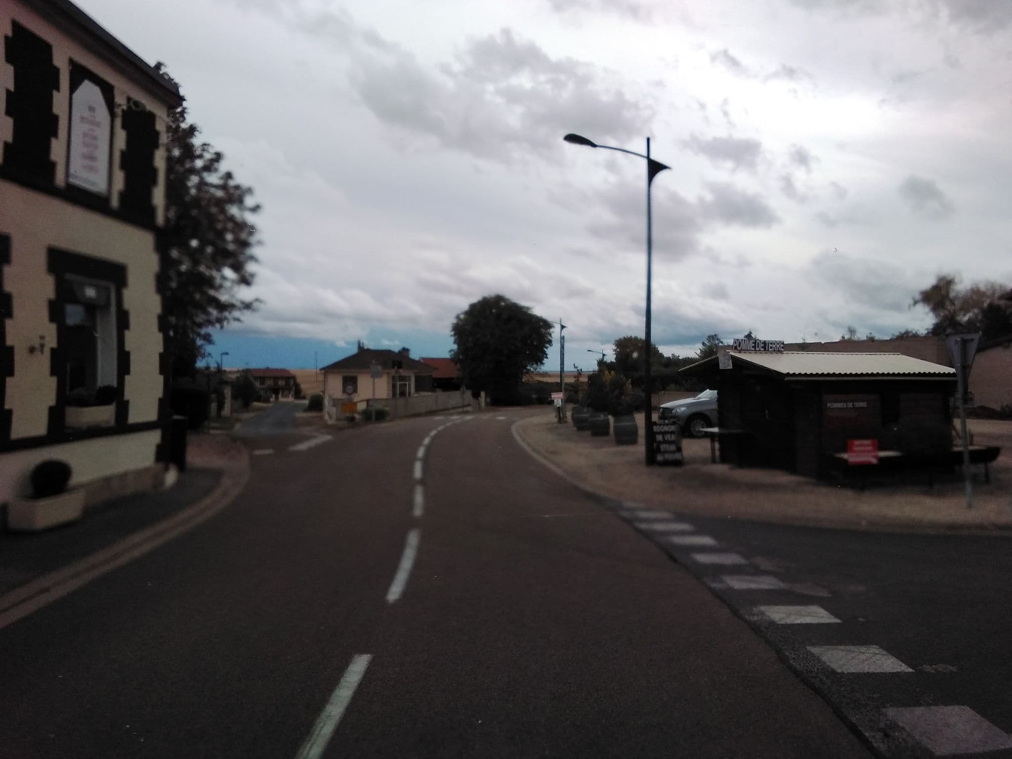 Street view near Auberge de la Pomme d'Or, Frignicourt — © mprins (CC BY-SA · Mapillary)