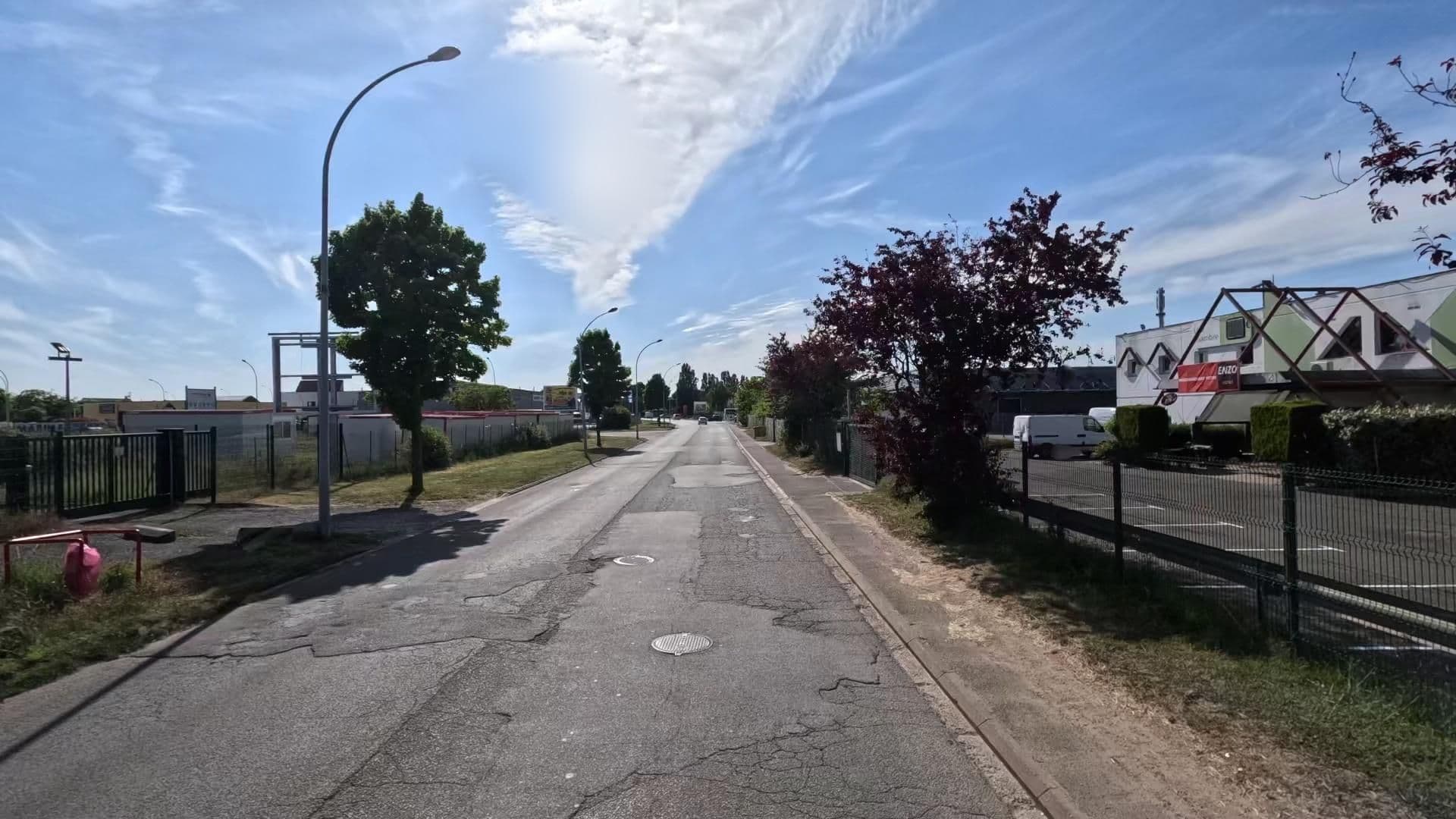 Street view near Lemon Hotel, Dreux — © bct (CC BY-SA · Mapillary)