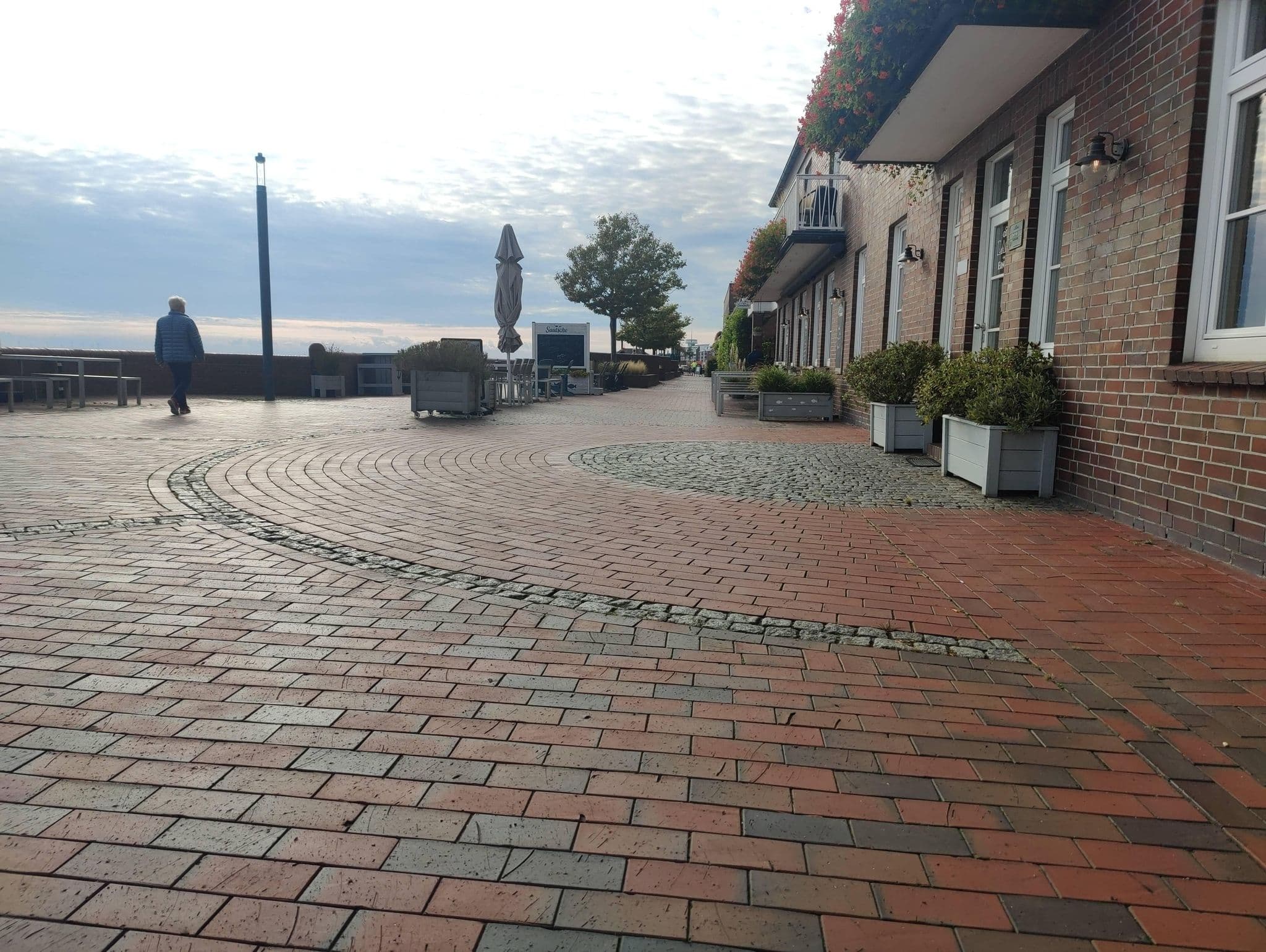 Street view near Lachs Strandhotel & Café, Wilhelmshaven — © zox (CC BY-SA · Mapillary)