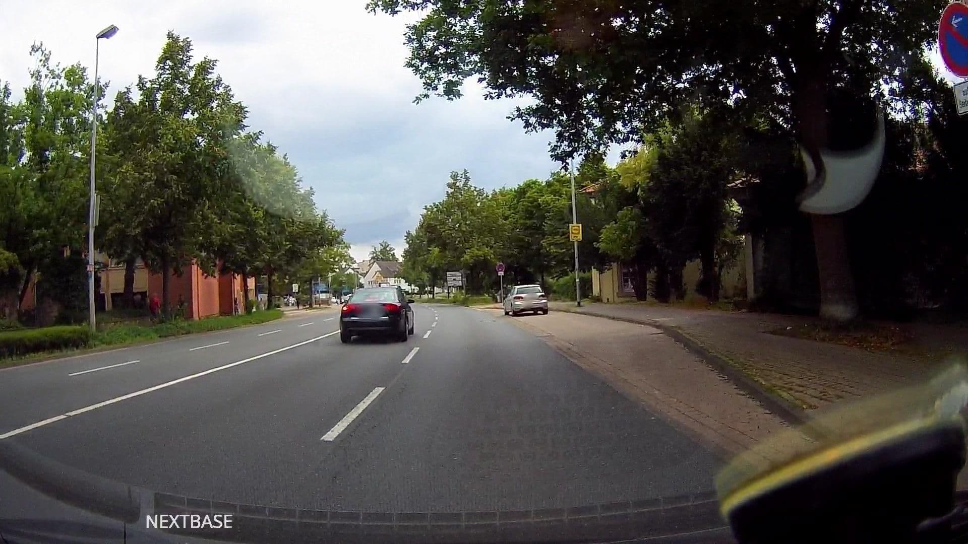 Street view near Hotel- und Gaststättenverwaltungs-GmbH, Hameln — © derlipper (CC BY-SA · Mapillary)