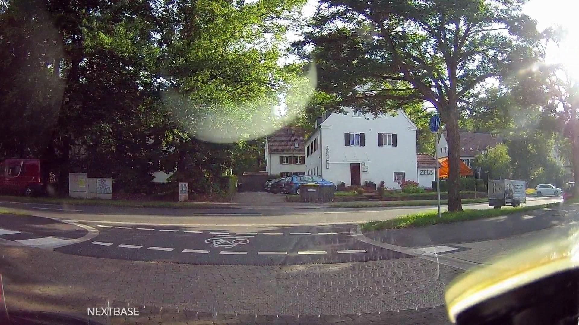 Street view near Unter den Eichen, Wolfsburg — © derlipper (CC BY-SA · Mapillary)