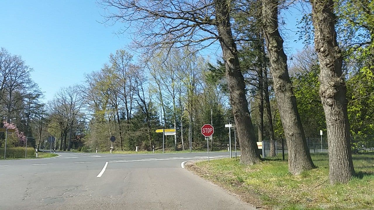 Street view near Lührs Evelyn Lohnunternehmen, Schneverdingen — © tian (CC BY-SA · Mapillary)