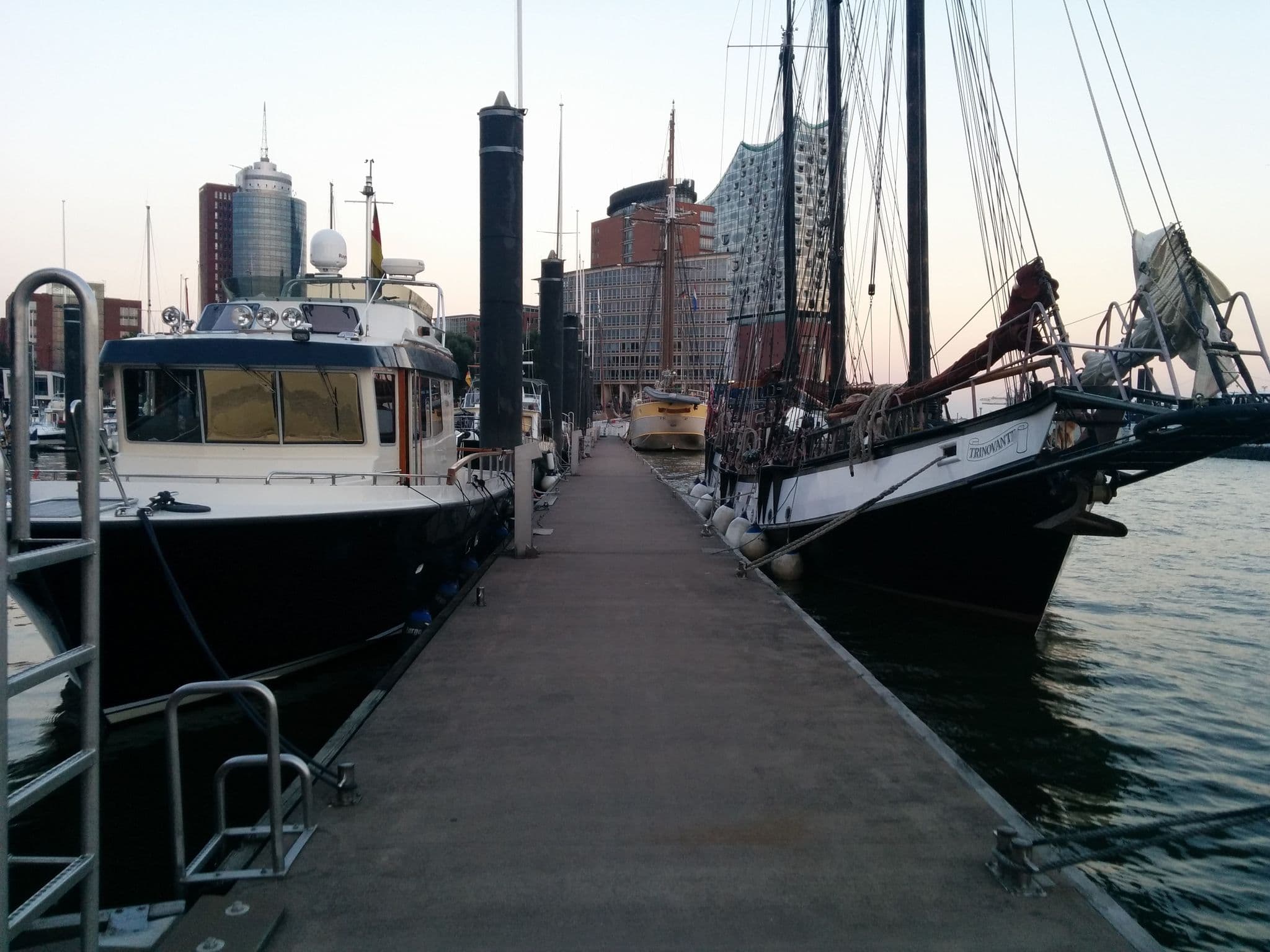 Street view near Das Feuerschiff, HafenCity — © cfbolz (CC BY-SA · Mapillary)