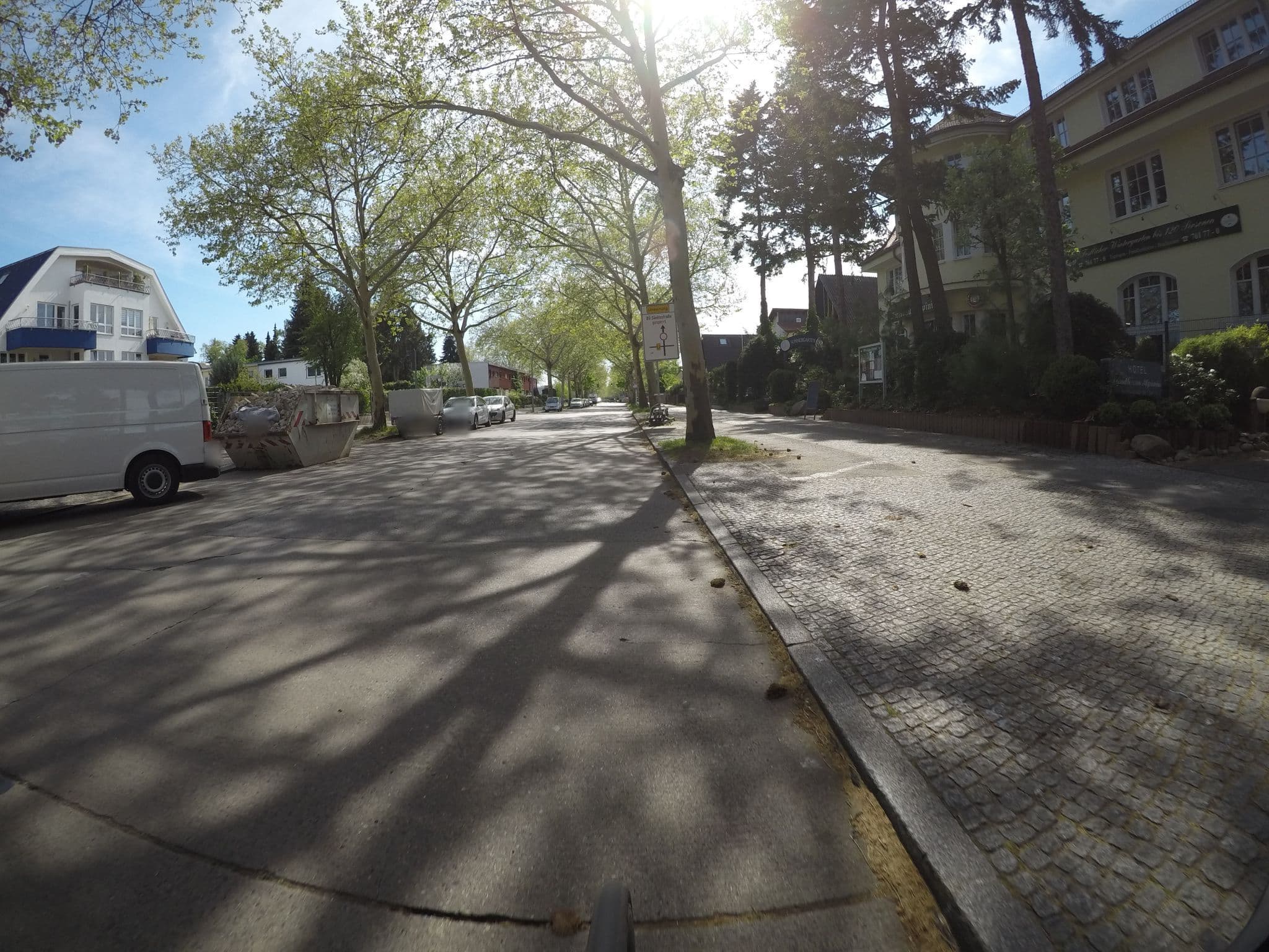 Street view near Alpinia Hotel- und Gaststätten GmbH, Marienfelde — © kartonage (CC BY-SA · Mapillary)