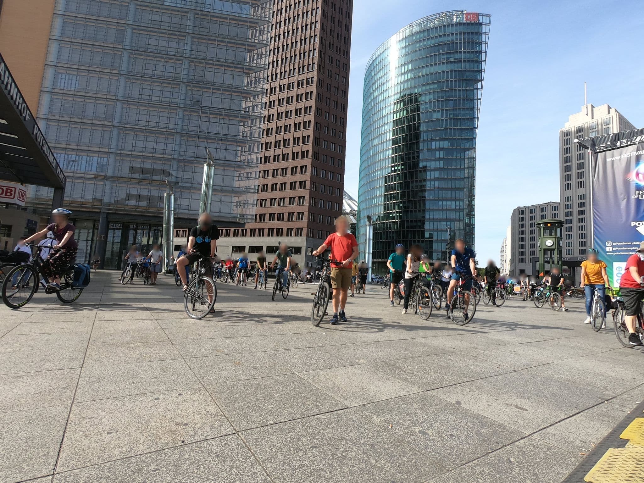 Street view near Politikkongress, Tiergarten — © carlheinz (CC BY-SA · Mapillary)