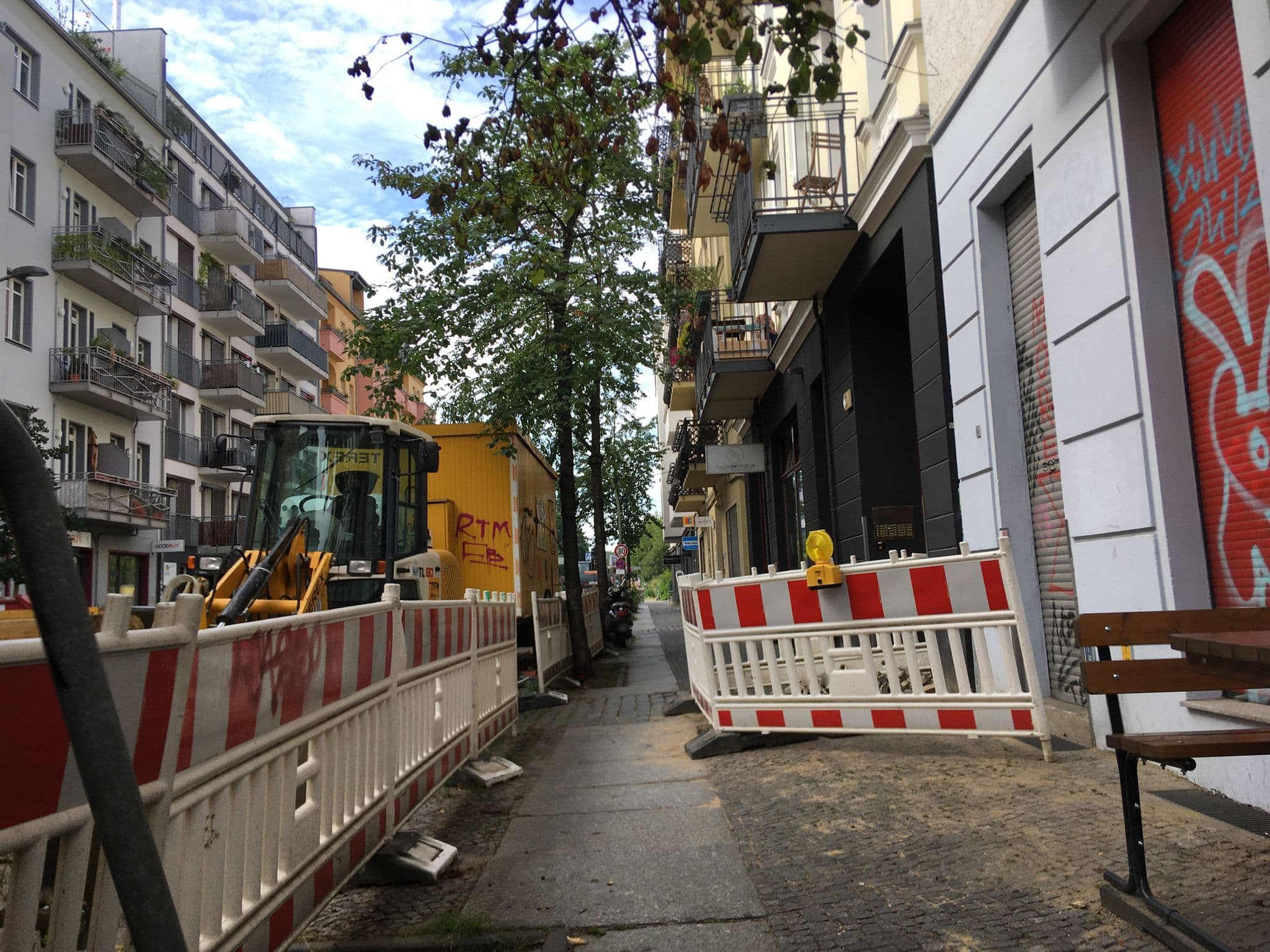 Street view near Alba Ferienwohnung, Friedrichshain — © carlheinz (CC BY-SA · Mapillary)