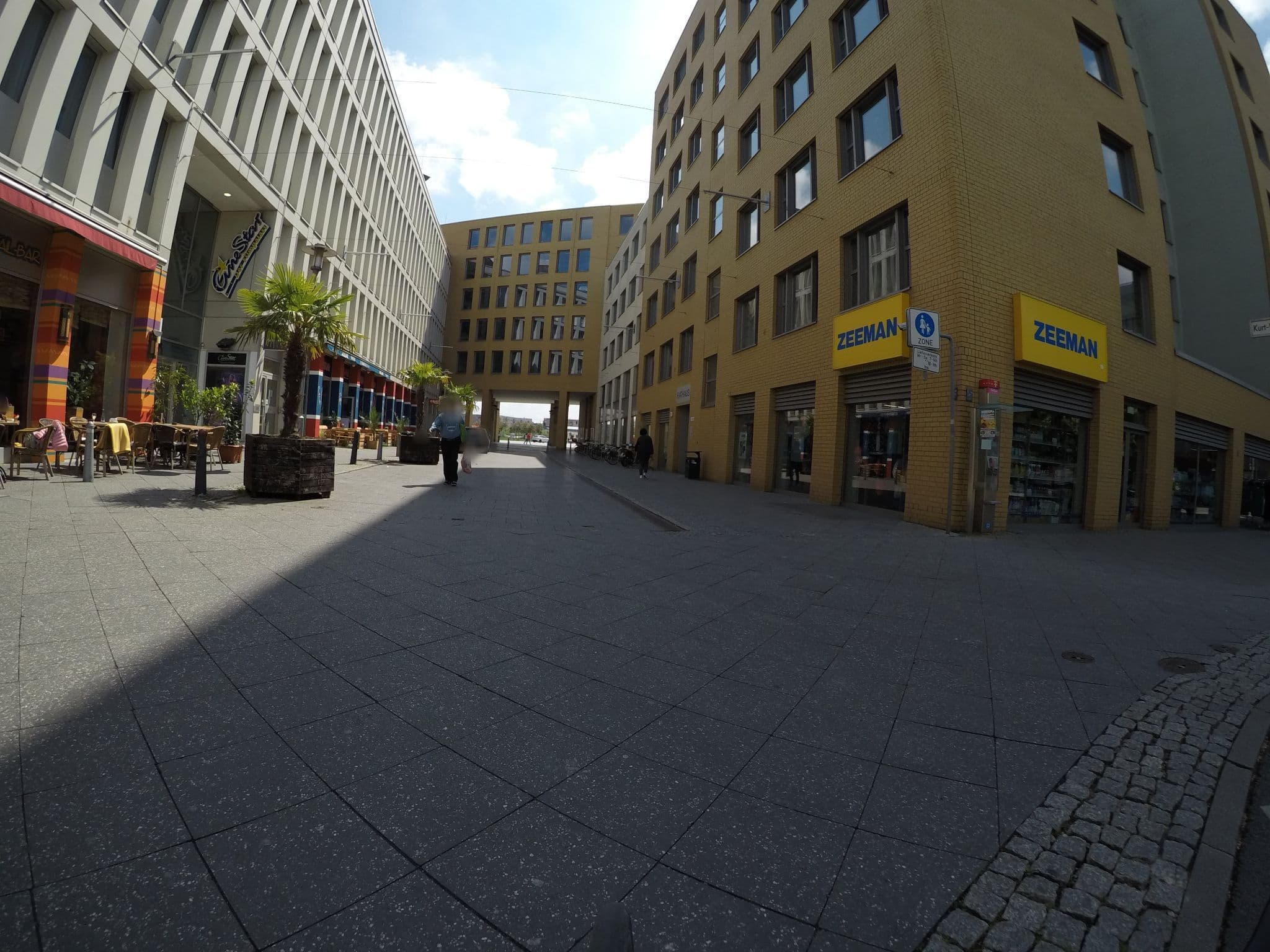 Street view near Hotel Kubrat in Helle Mitte, Hellersdorf — © kartonage (CC BY-SA · Mapillary)