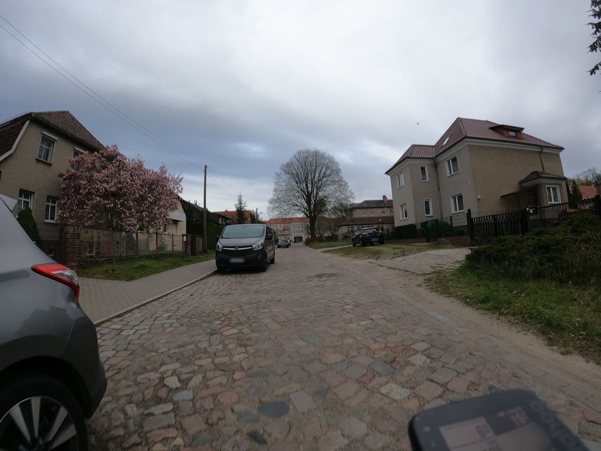 Street view near Ferienhaus am Schlosspark, Biesdorf — © stefanhrt (CC BY-SA · Mapillary)