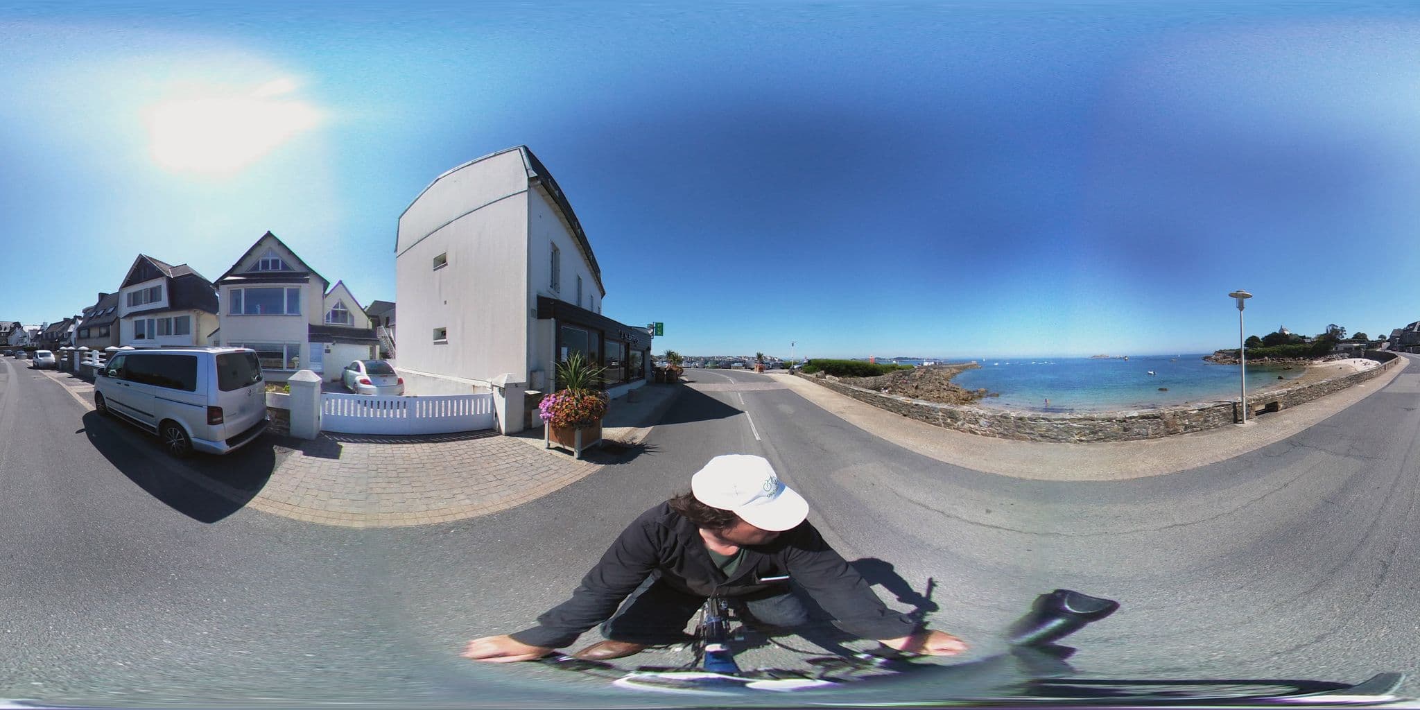 Street view near Hôtel Le Bellevue, Roscoff — © geovelo (CC BY-SA · Mapillary)