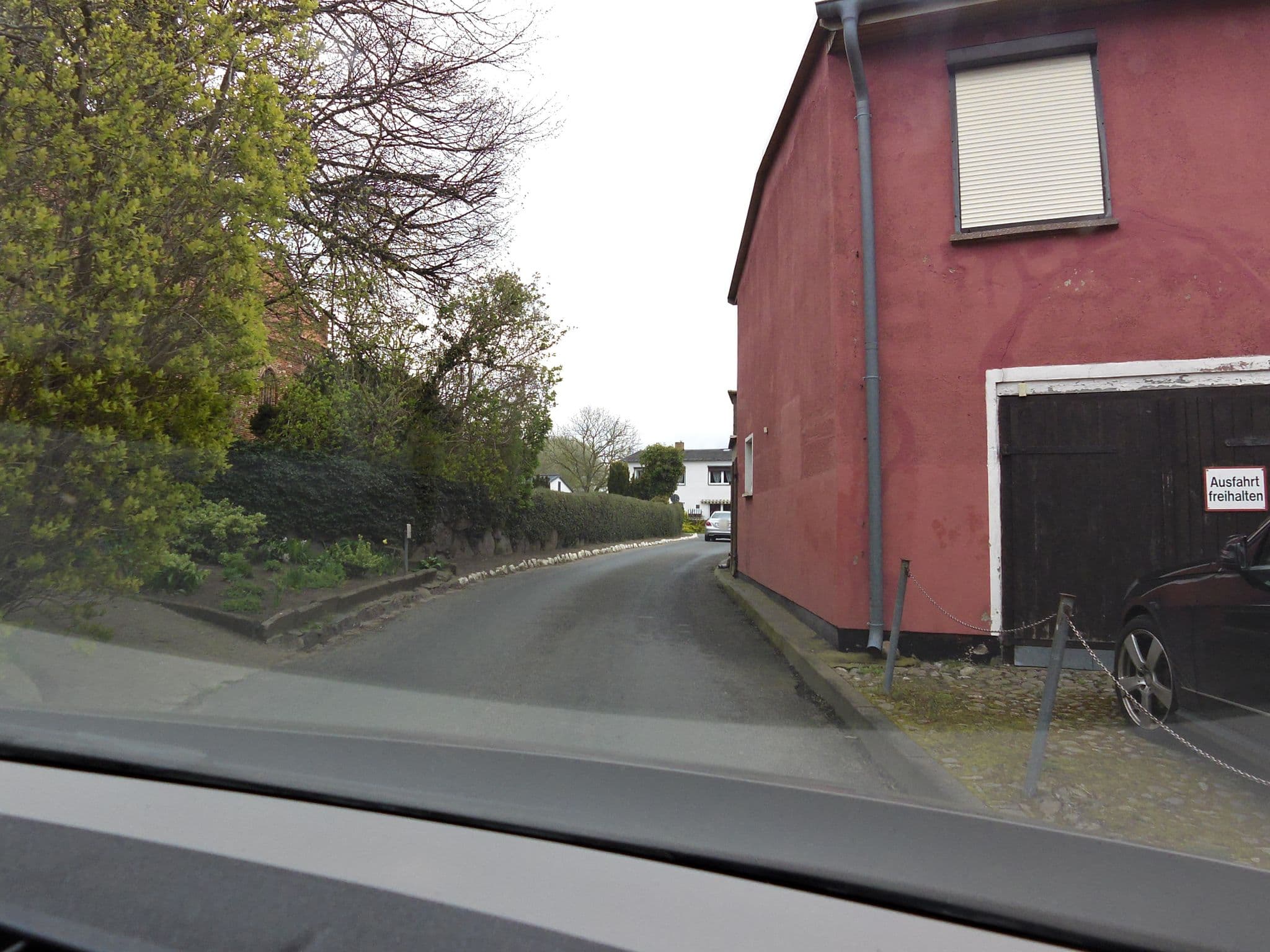 Street view near Kapitansferienhaus, Hiddensee — © zoegglmeyr (CC BY-SA · Mapillary)