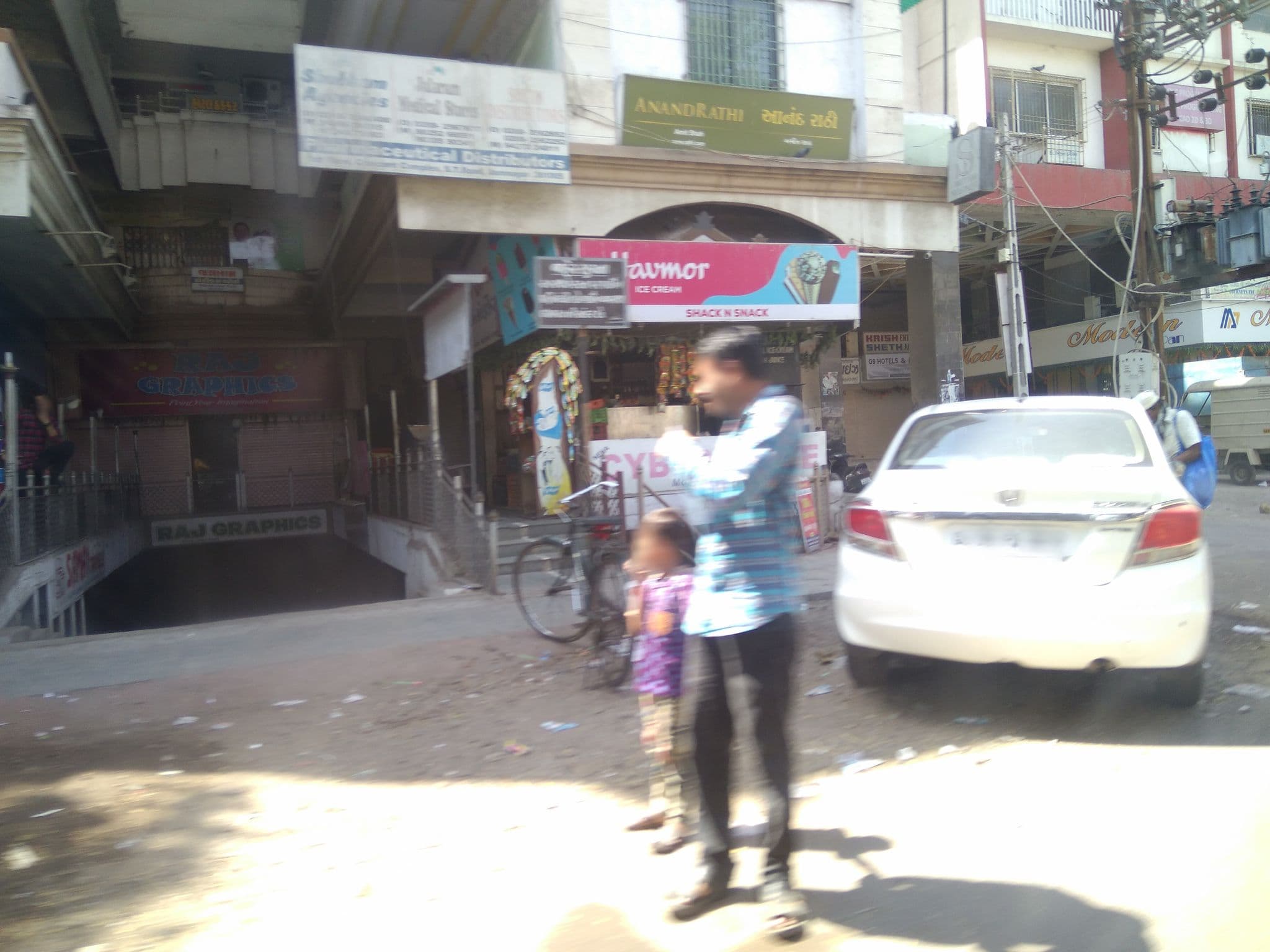 Street view near J R Avezika Comfort, Jamnagar — © masuria (CC BY-SA · Mapillary)