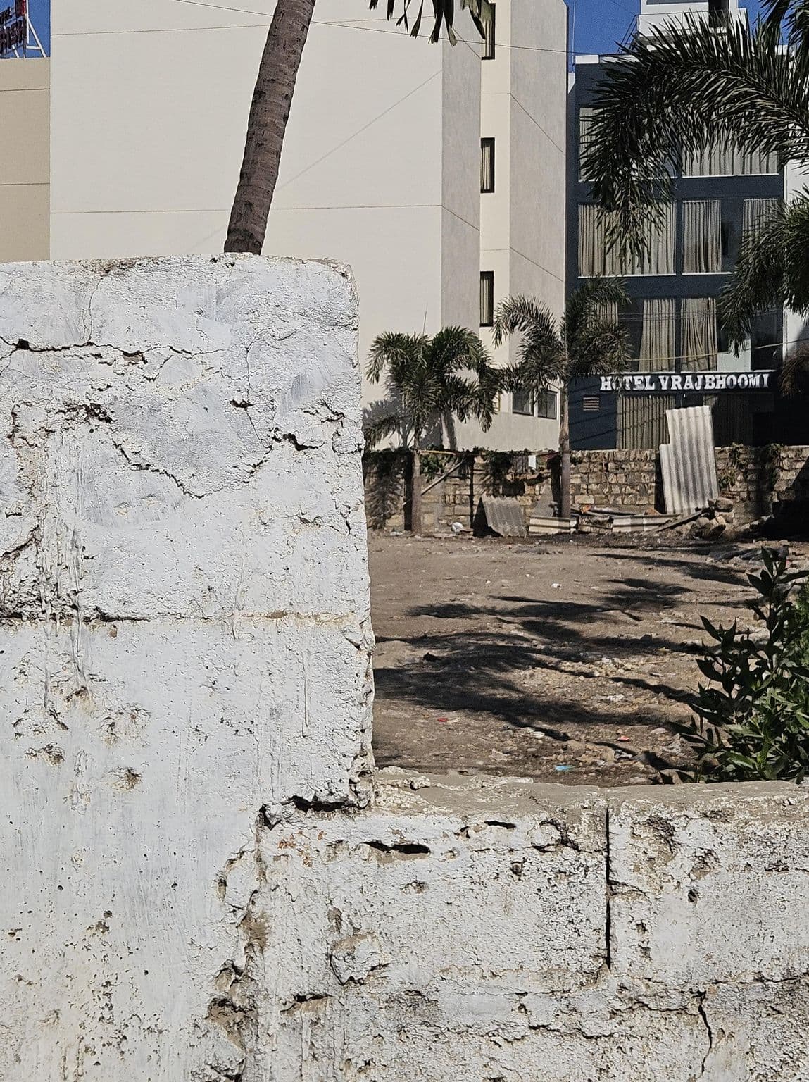 Street view near Hotel Somnath Atithigruh, Bhalpara — © livableurbanism (CC BY-SA · Mapillary)