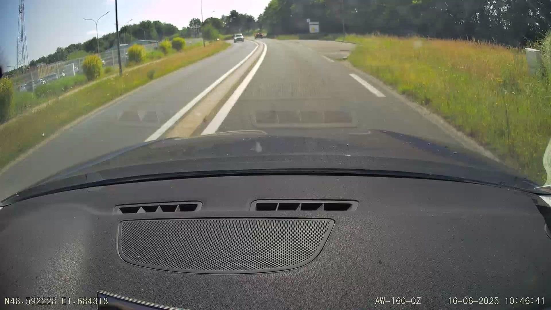 Street view near L'Epi Hôtel, Droue-sur-Drouette — © Hiigara (CC BY-SA · Mapillary)