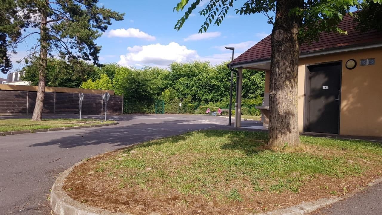 Street view near Aire de camping-car Château-Thierry, Essômes-sur-Marne — © changchun1 (CC BY-SA · Mapillary)