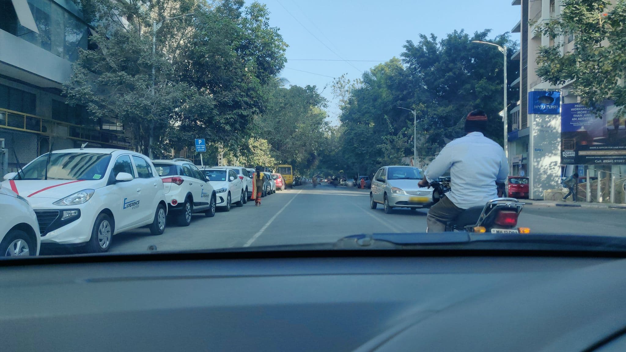 Street view near Seasons Hotel, Khadki — © cartofy (CC BY-SA · Mapillary)
