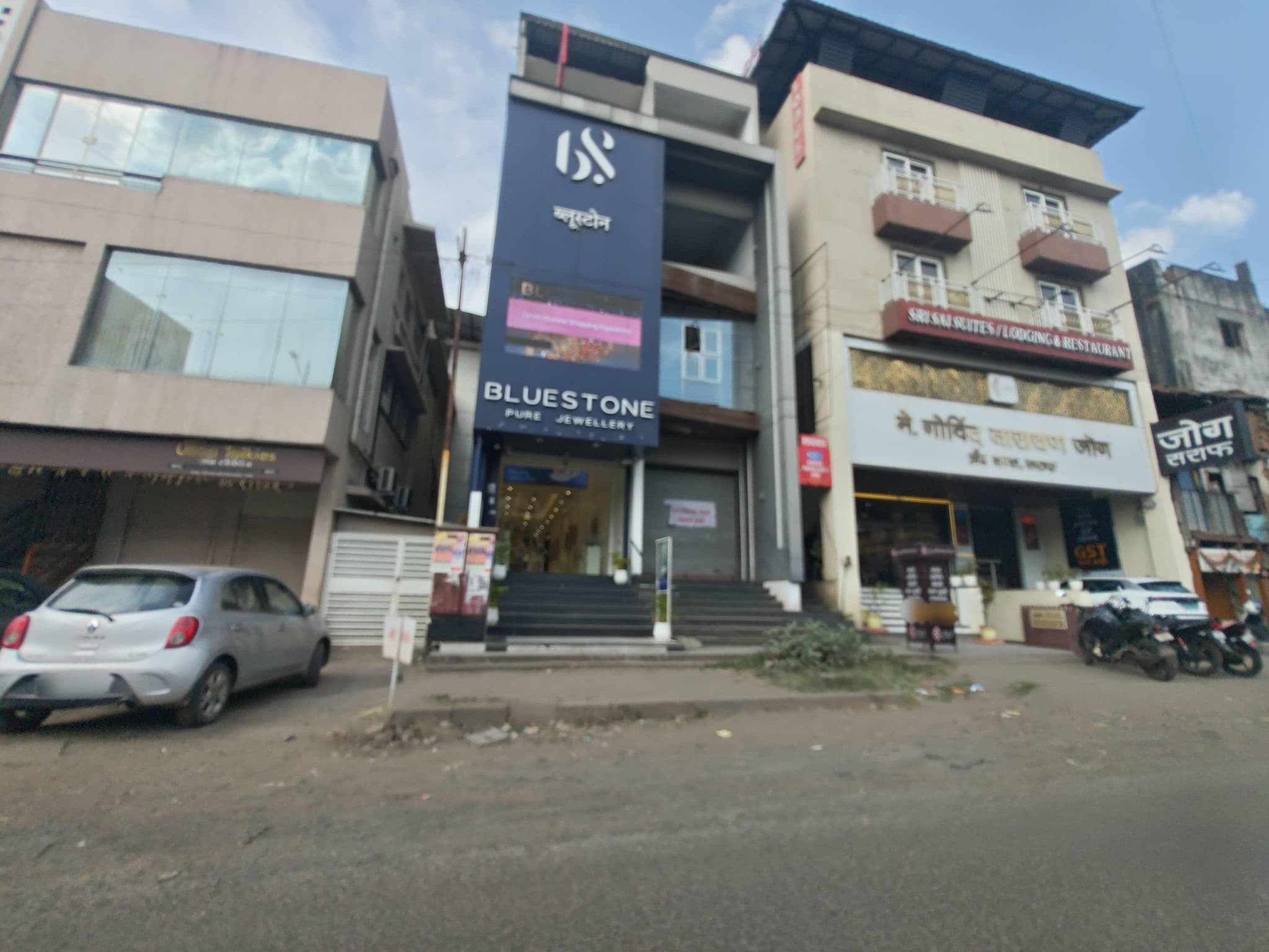 Street view near Treebo Trend Shree Sai Suites, Kolhāpur — © AmrutaA (CC BY-SA · Mapillary)