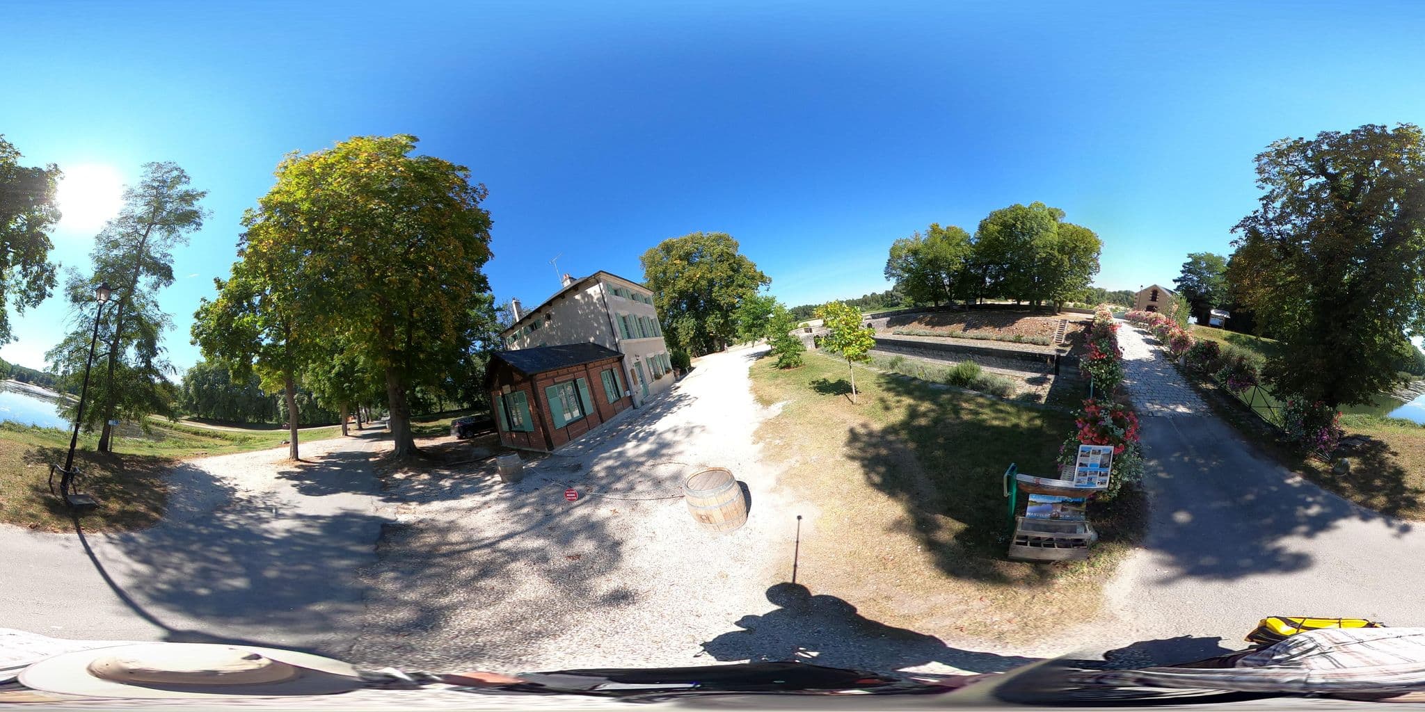 Street view near Le relais de Mantelot, Briare — © geovelo (CC BY-SA · Mapillary)