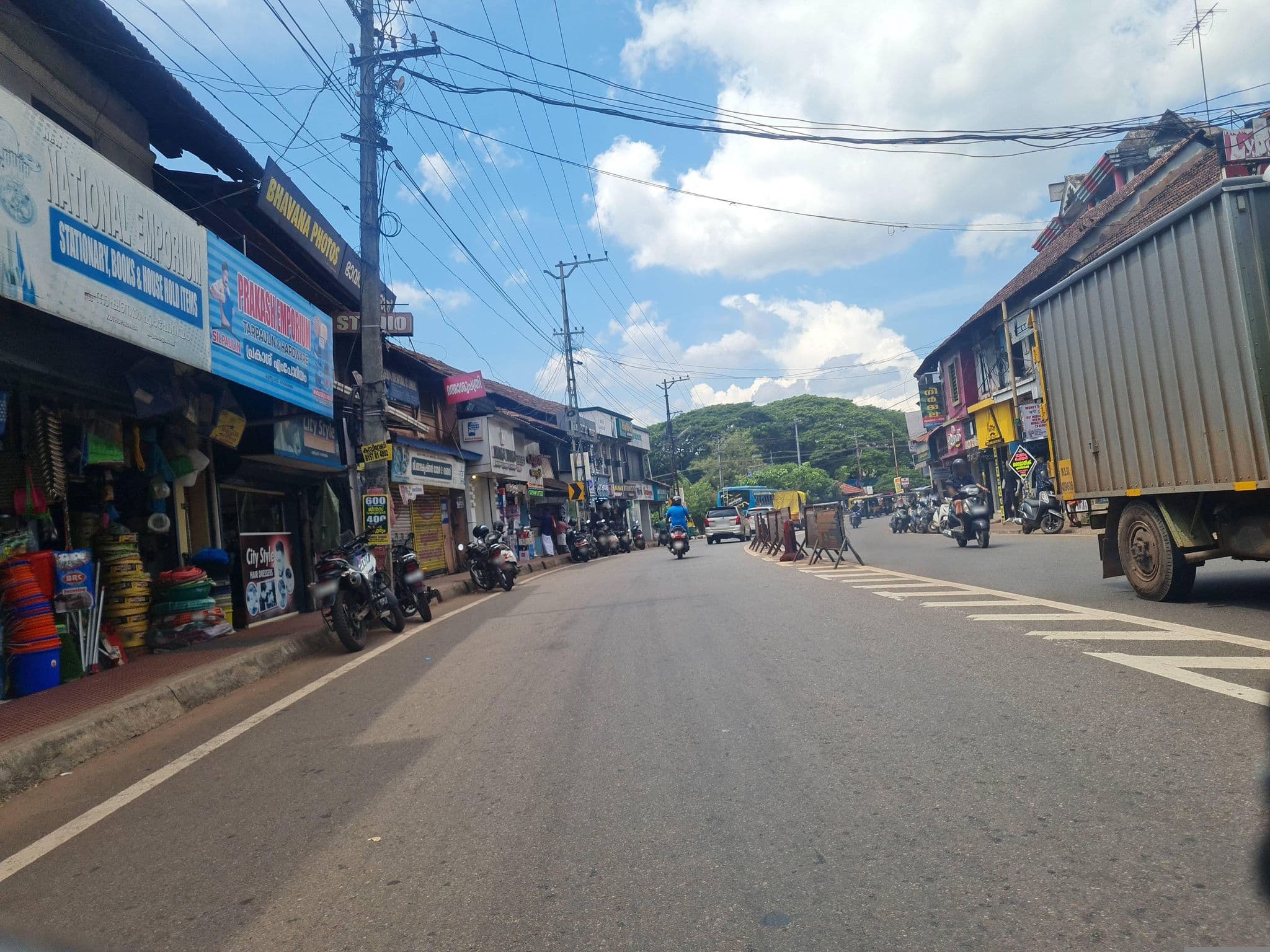 Street view near Lyndas Residency, Kuttuparamba — © dinshkm (CC BY-SA · Mapillary)