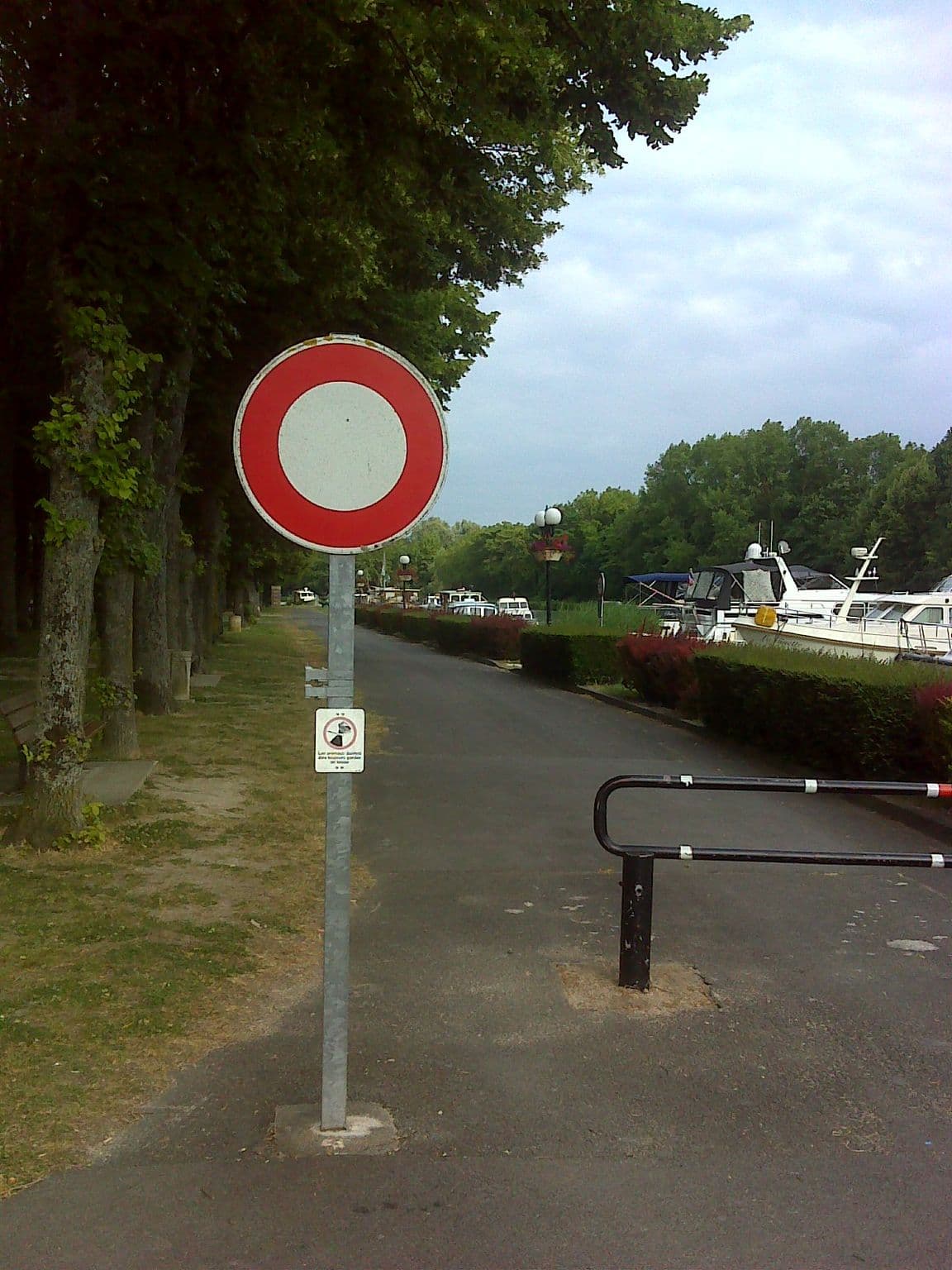 Street view near Aire de stationnement Mareuil sur Ay, Mareuil-sur-Ay — © bernardvoyageur (CC BY-SA · Mapillary)