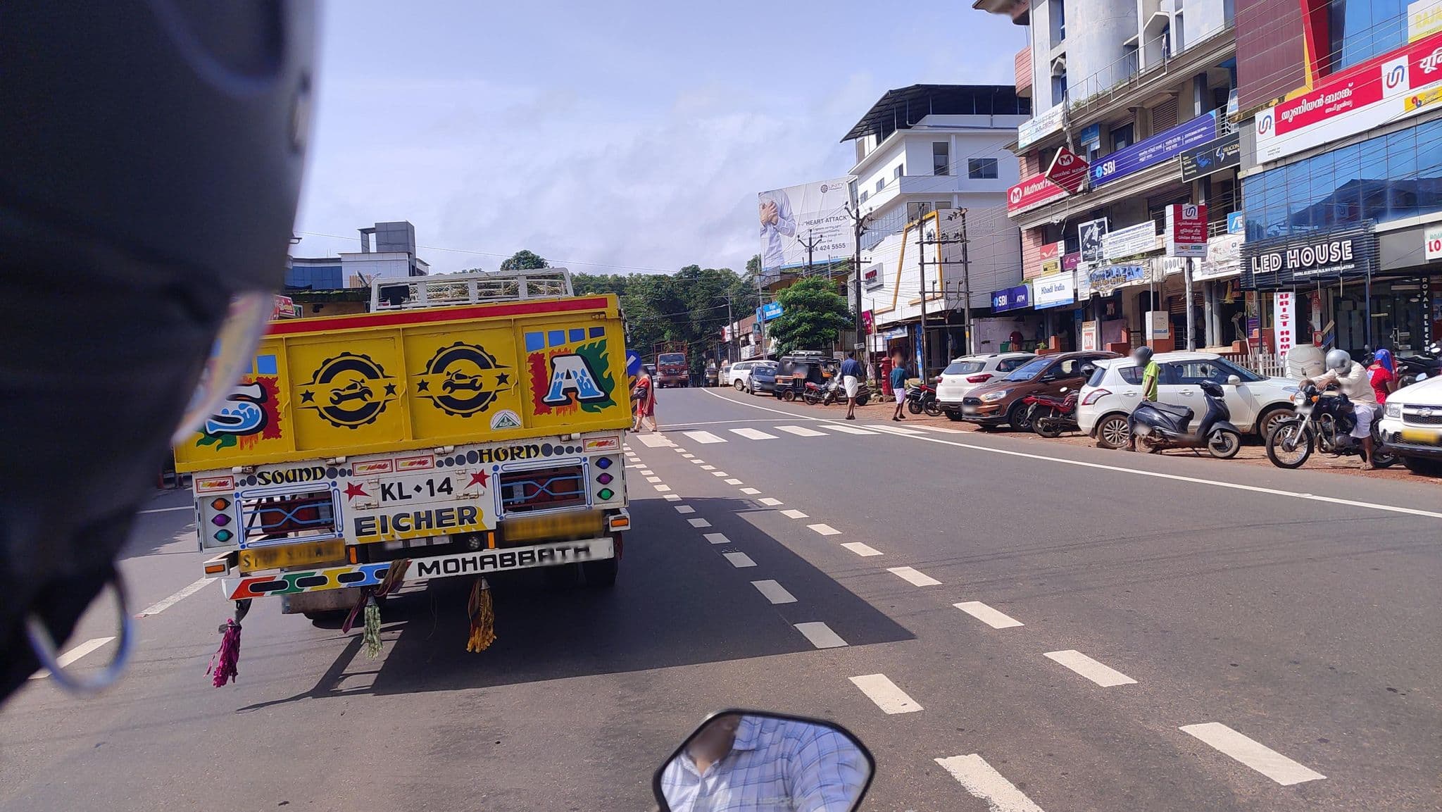 Street view near Hi-lane Plaza, Pilikōdu — © vipindas3927 (CC BY-SA · Mapillary)