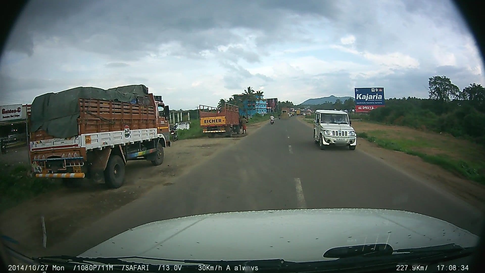 Street view near Aaryas Hotel, Alattūr — © johnichan (CC BY-SA · Mapillary)