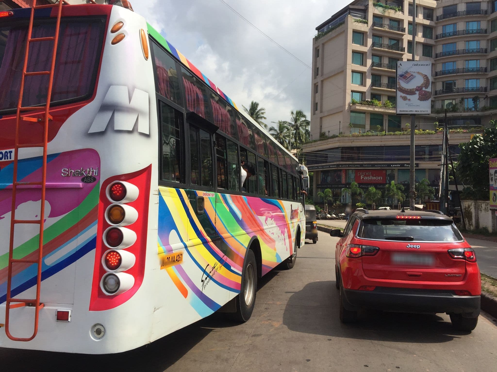 Street view near ゴールドフィンチホテル マンガロール, Mangaluru — © piyusht (CC BY-SA · Mapillary)