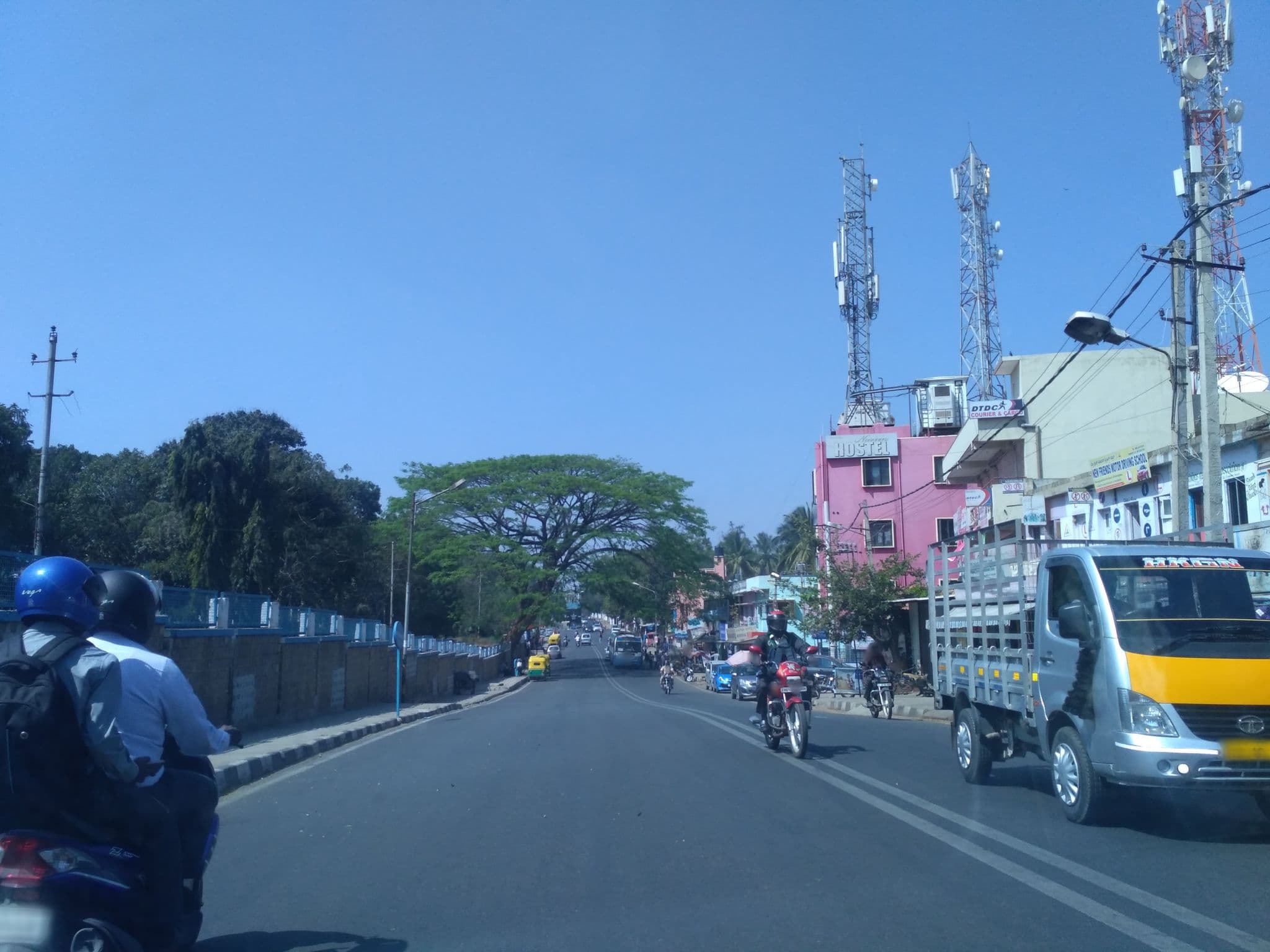 Street view near Safiya Hotel, Chik Bānavar — © chethan (CC BY-SA · Mapillary)