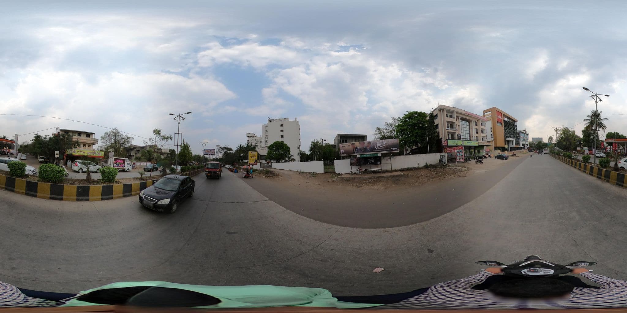 Street view near Hotel Classic, Aurangabad Cantonment — © HimanshuDeshpande (CC BY-SA · Mapillary)