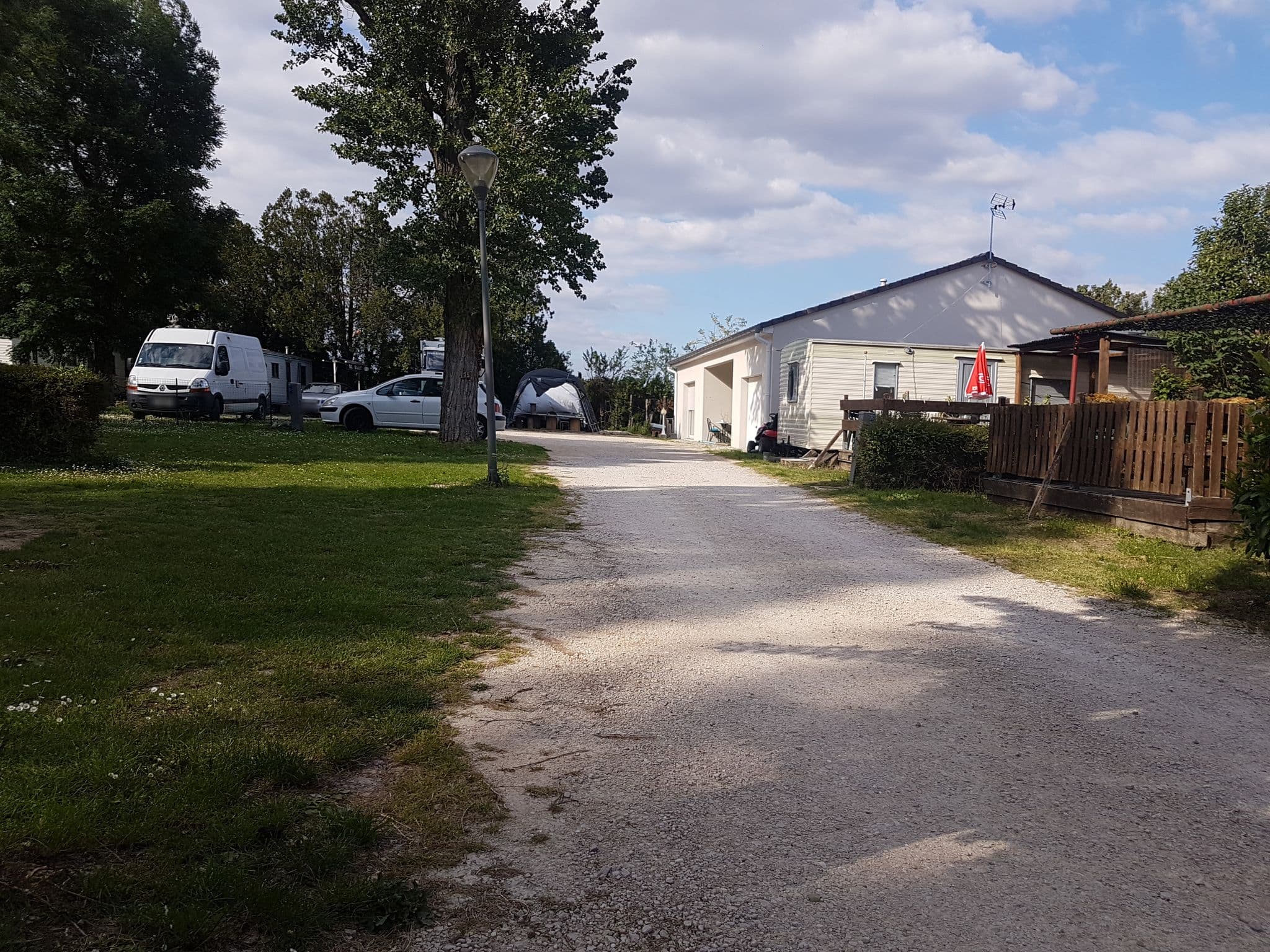 Street view near Camping municipal de Charmes-sur-Rhône, Charmes-sur-Rhône — © changchun1 (CC BY-SA · Mapillary)