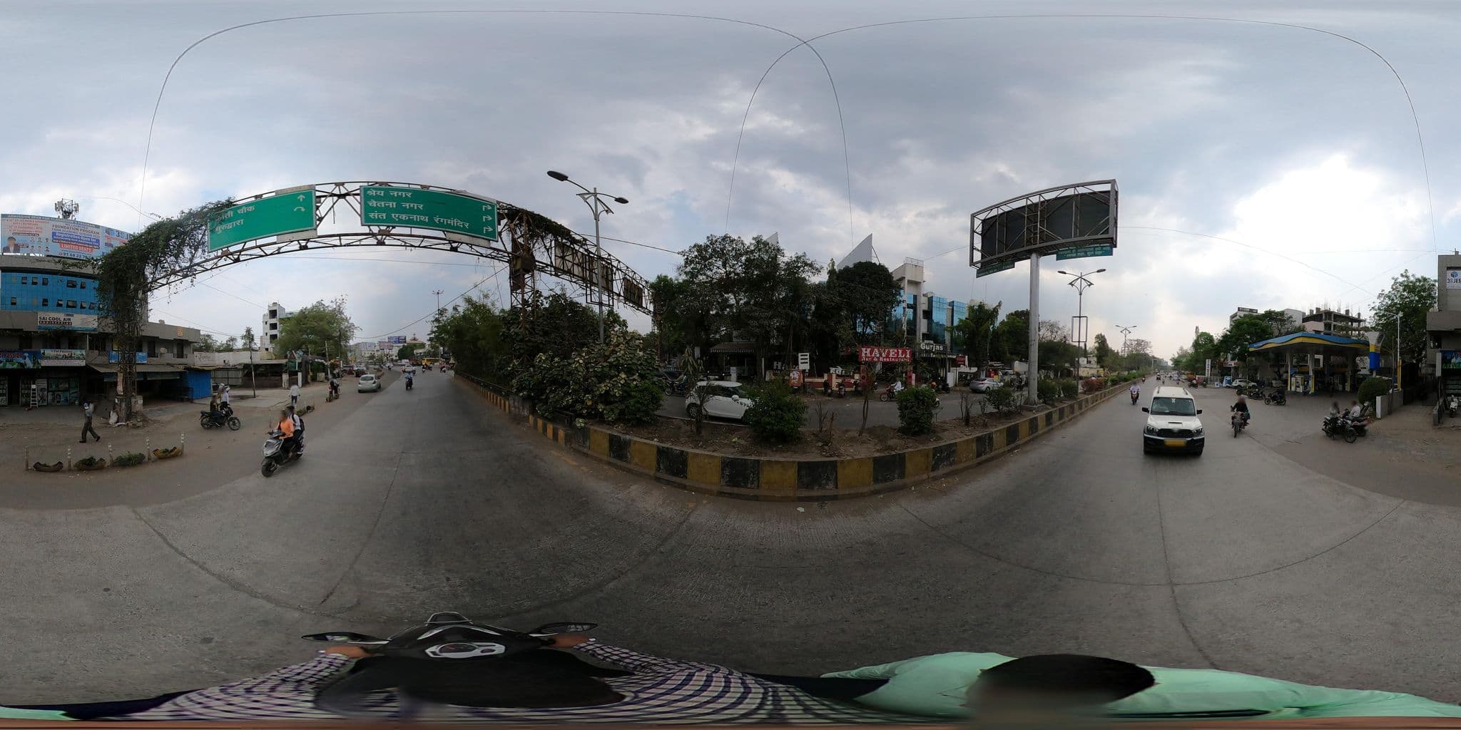 Street view near Hotel Gurjas, Aurangabad — © HimanshuDeshpande (CC BY-SA · Mapillary)