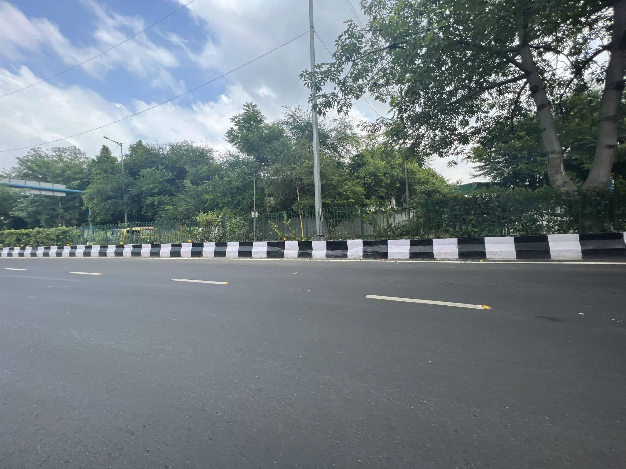 Street view near The Business Center, The Oberoi, New Delhi — © shogohirasawa (CC BY-SA · Mapillary)