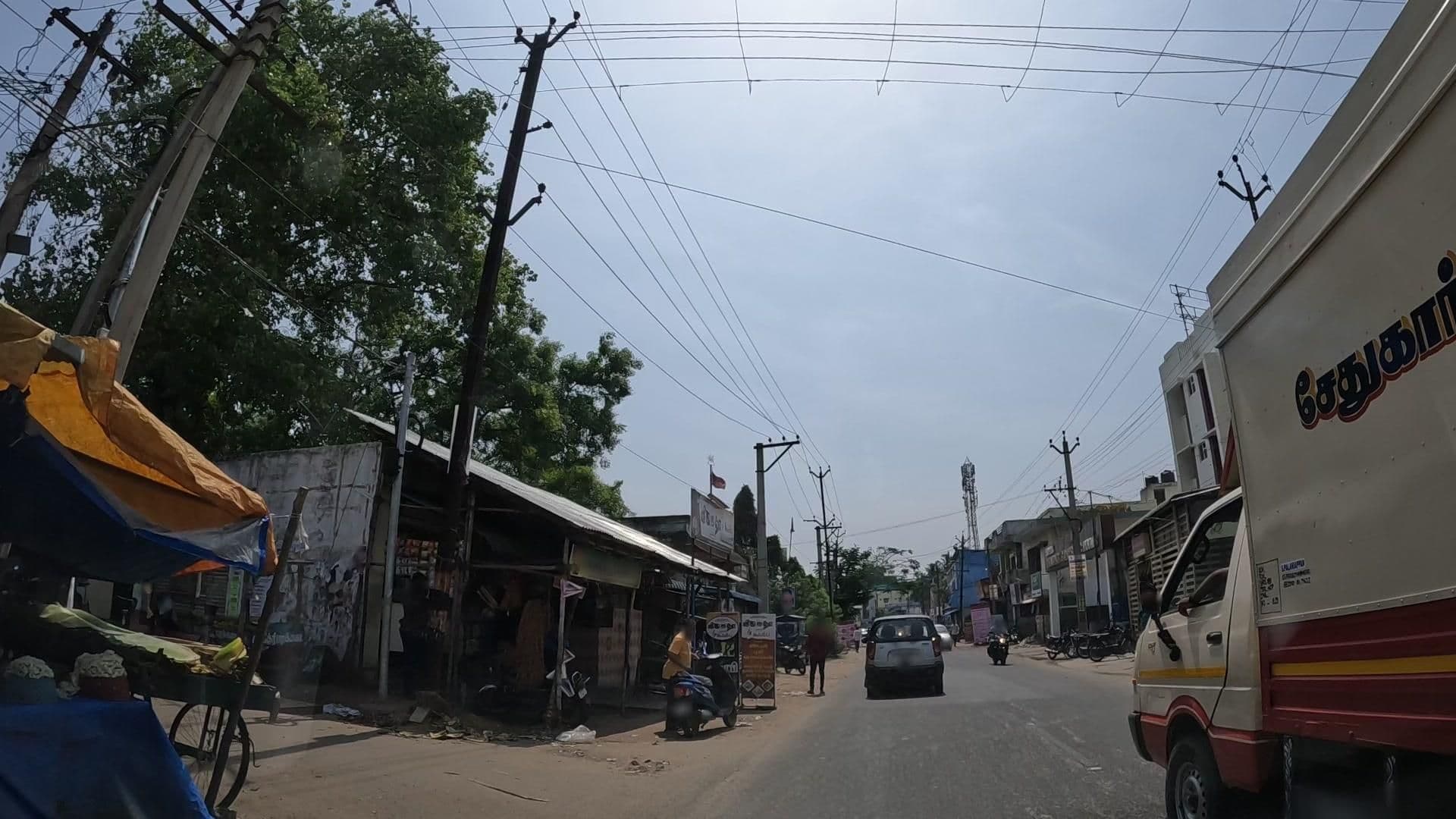 Street view near Temple Inn, Ullūr — © sudharsanamurthy (CC BY-SA · Mapillary)