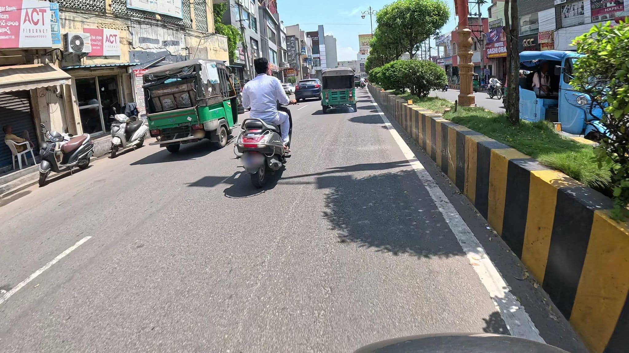Street view near Hotel Sunrise, Vijayawada — © karrthikuuuuu (CC BY-SA · Mapillary)